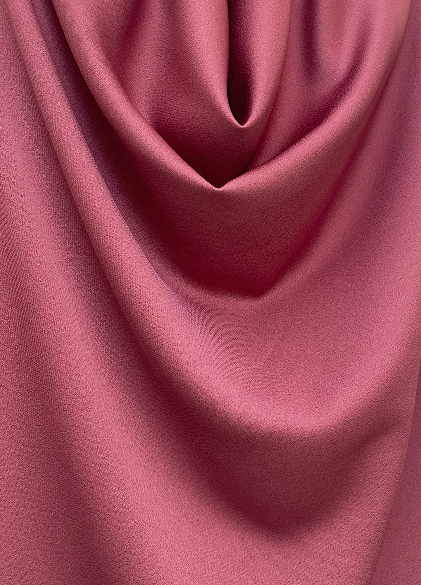 Detalle del tejido satinado del Top Ash en blush | Cherubina