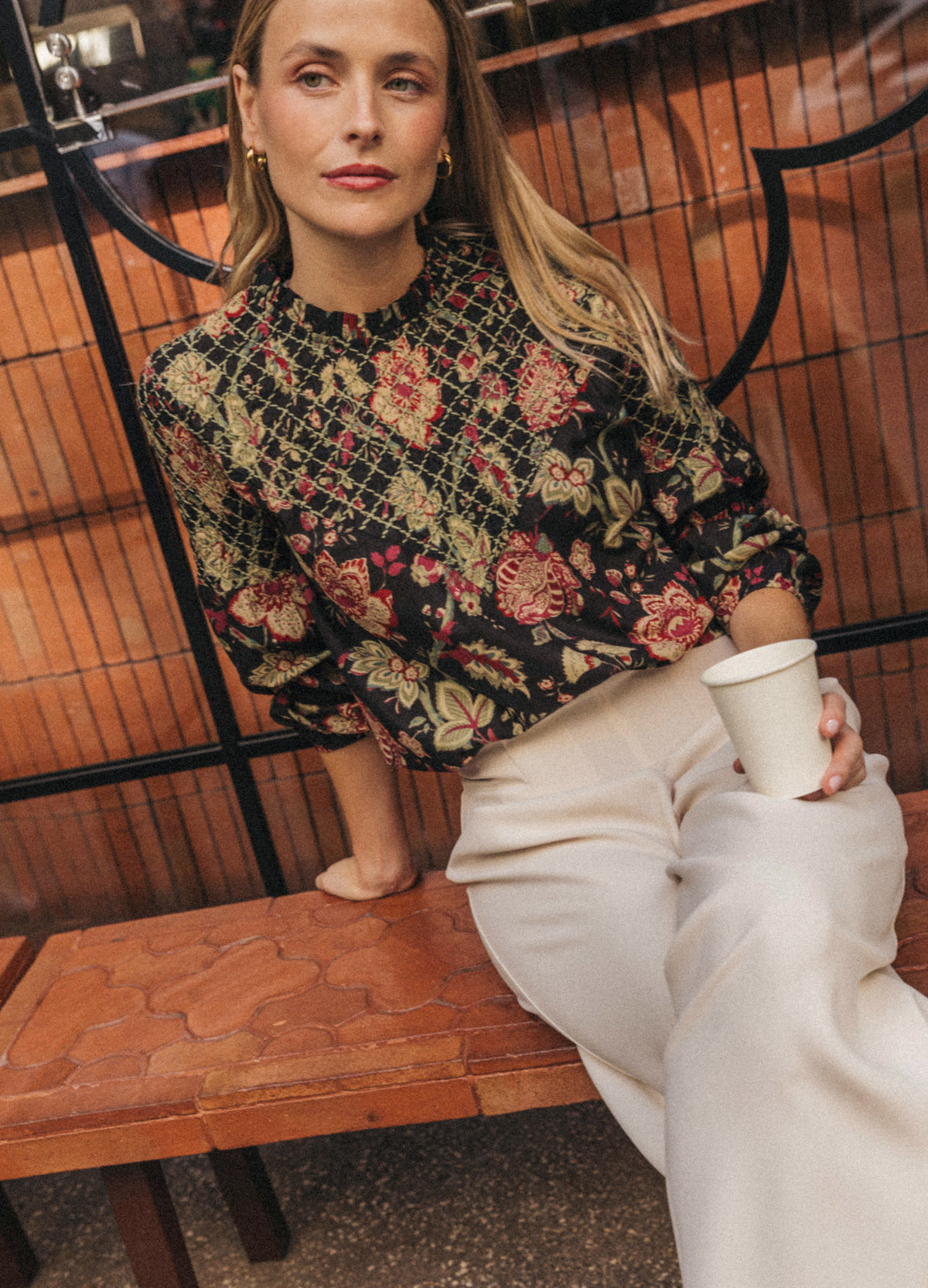 Blusa Augusta floral negra, vista frontal con canesú de smocking | Cherubina