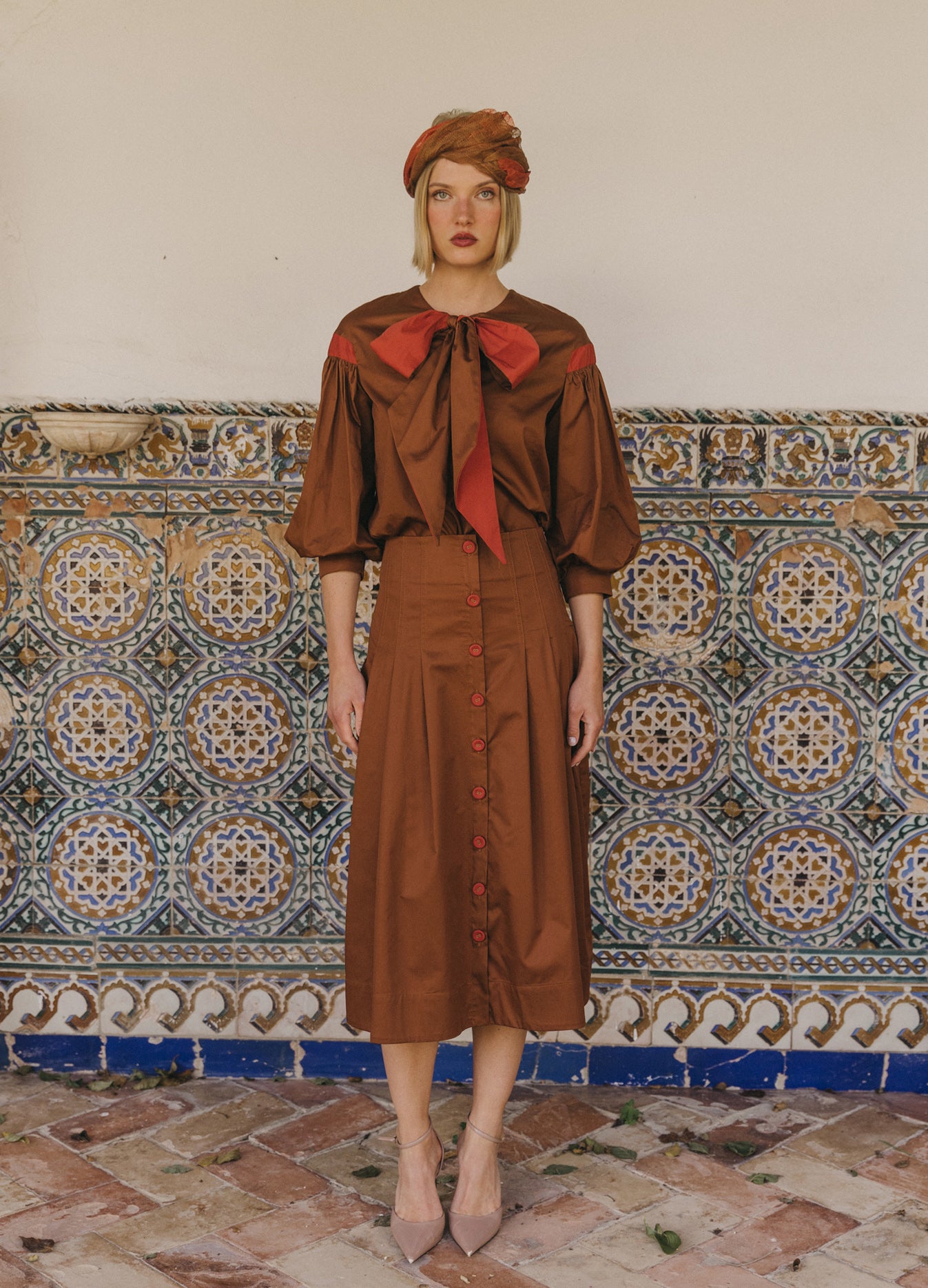 Conjunto de blusa y falda marrón Bessie-Simone