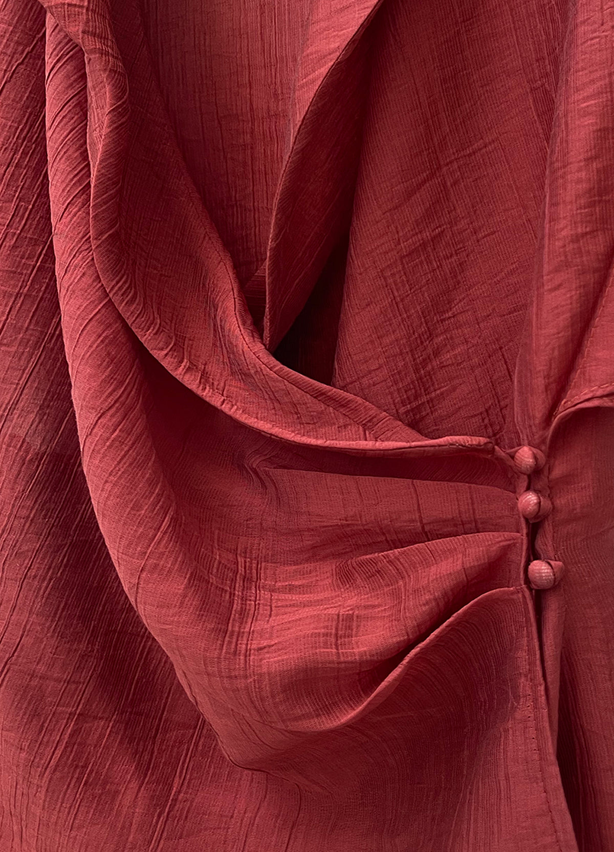 Detalle del tejido texturizado de la Blusa Edwina en terracota