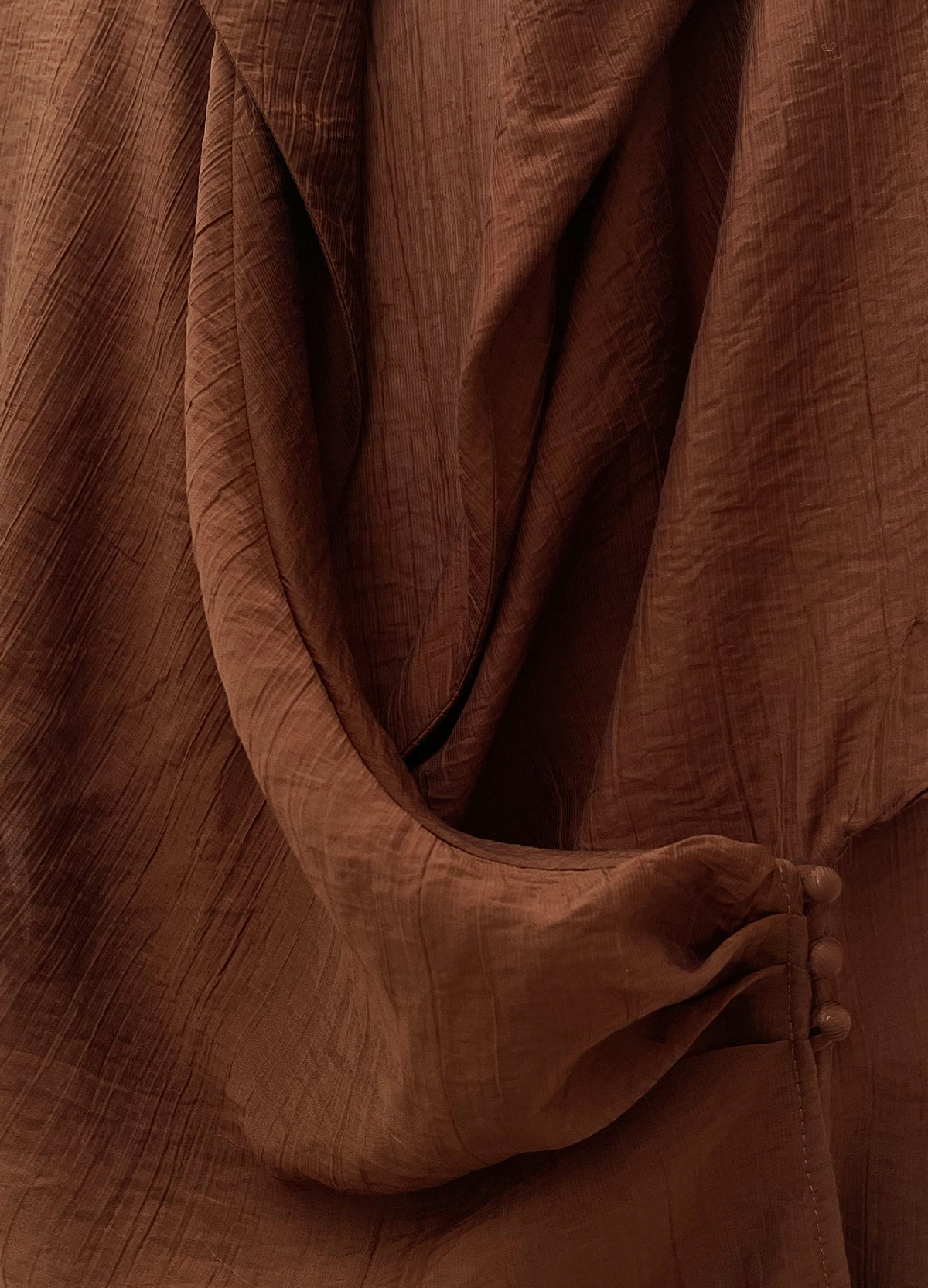 Detalle del tejido texturizado de la Blusa Edwina en café