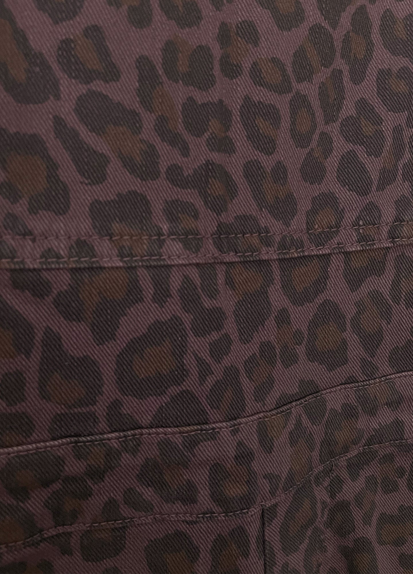 Detalle del estampado animal print del Peto Gina | Cherubina