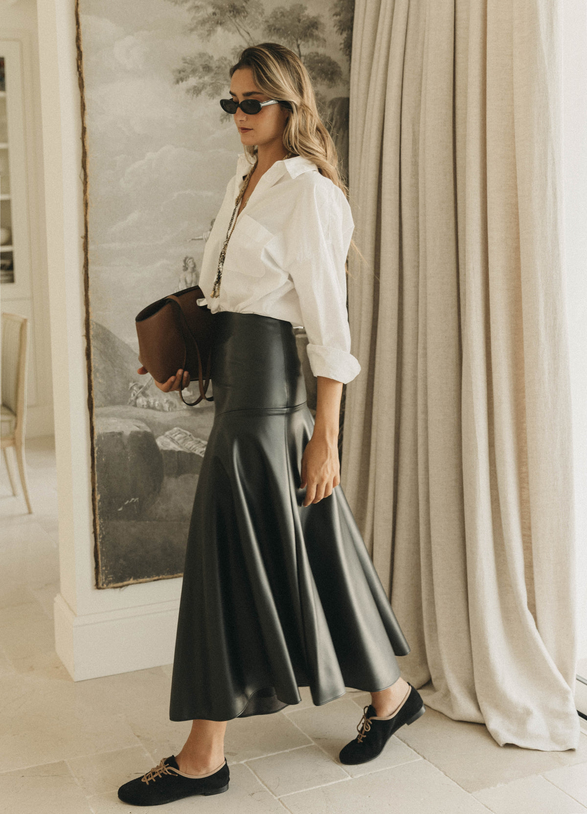 Falda Hollaway negra, vista lateral
