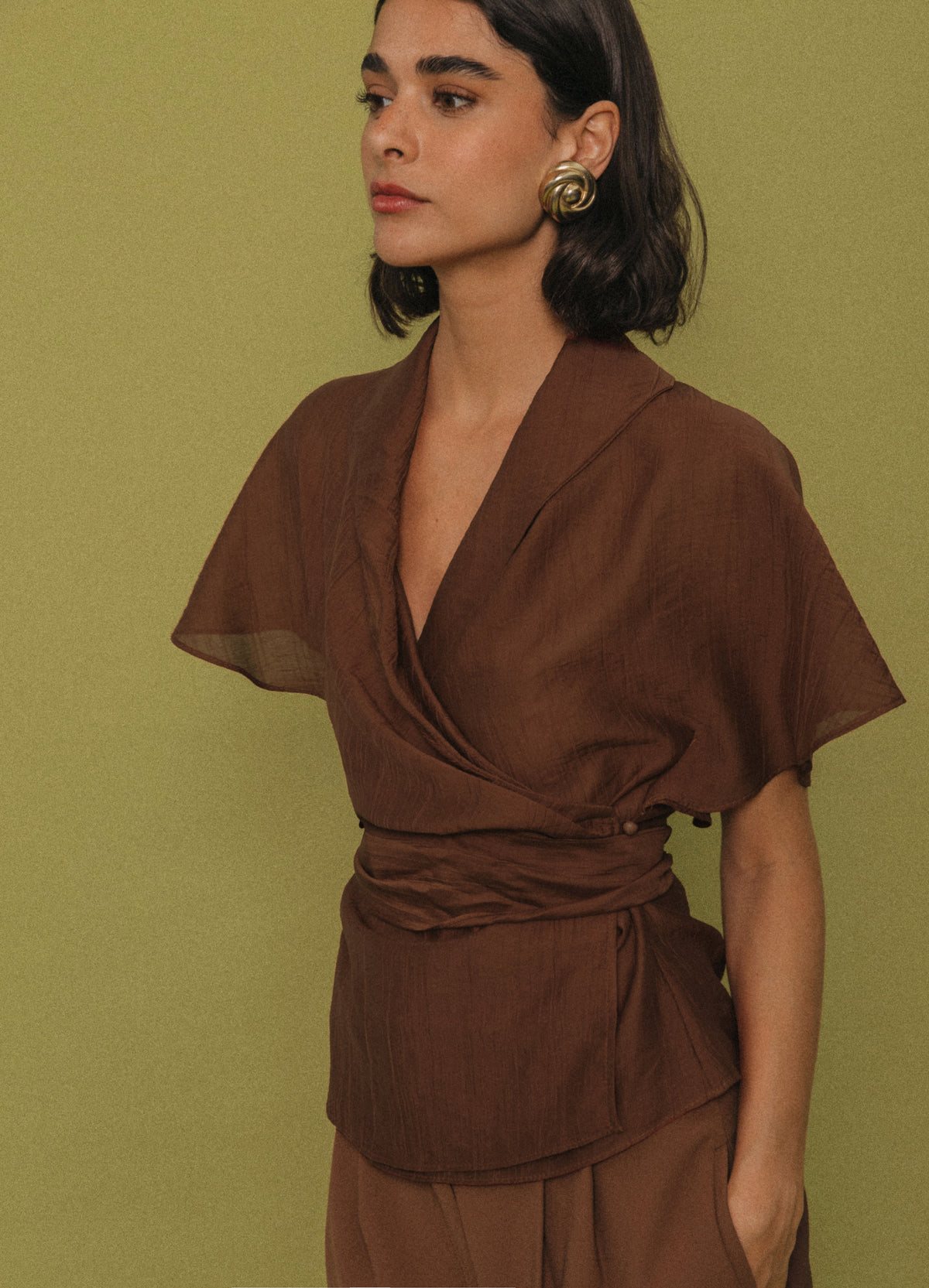 Blusa Edwina café, con lazada lateral y pantalón a juego