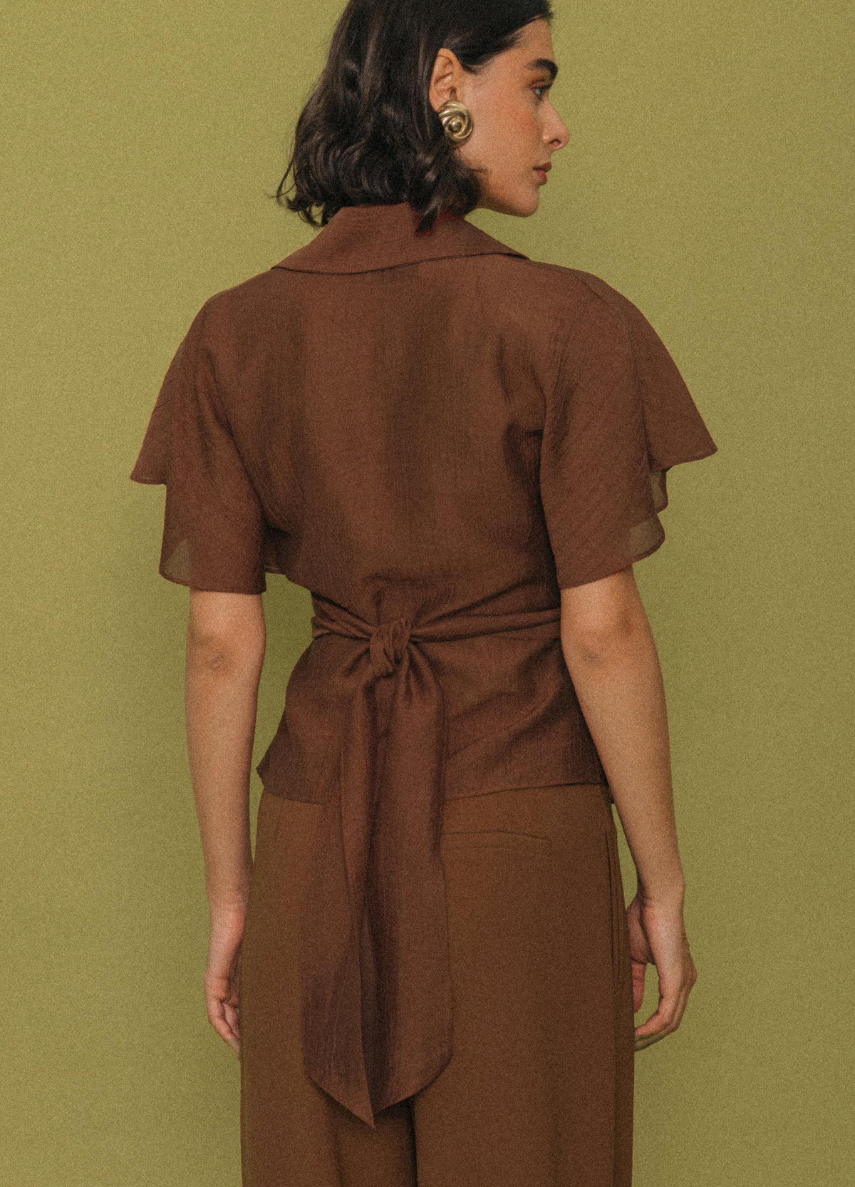 Conjunto Blusa Edwina y Pantalón Lavinia en toffee, vista de espalda con la lazada anudada