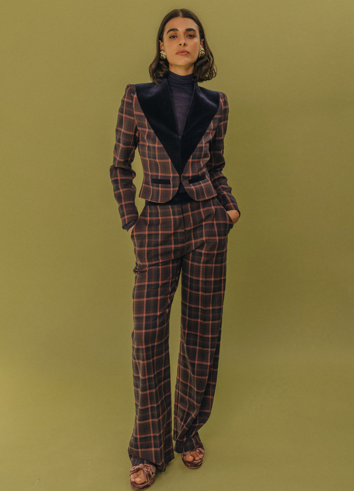 Look completo de cuadros marino con solapas de terciopelo y pantalón de pernera ancha