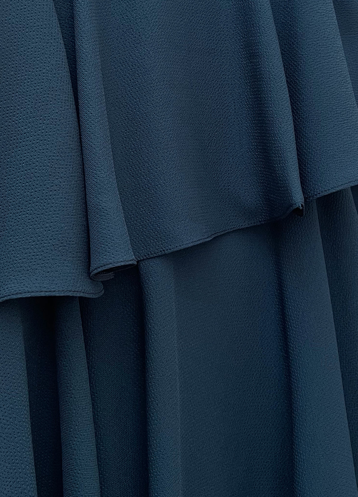 Detalle del tejido satinado de la Falda Marquee en azul