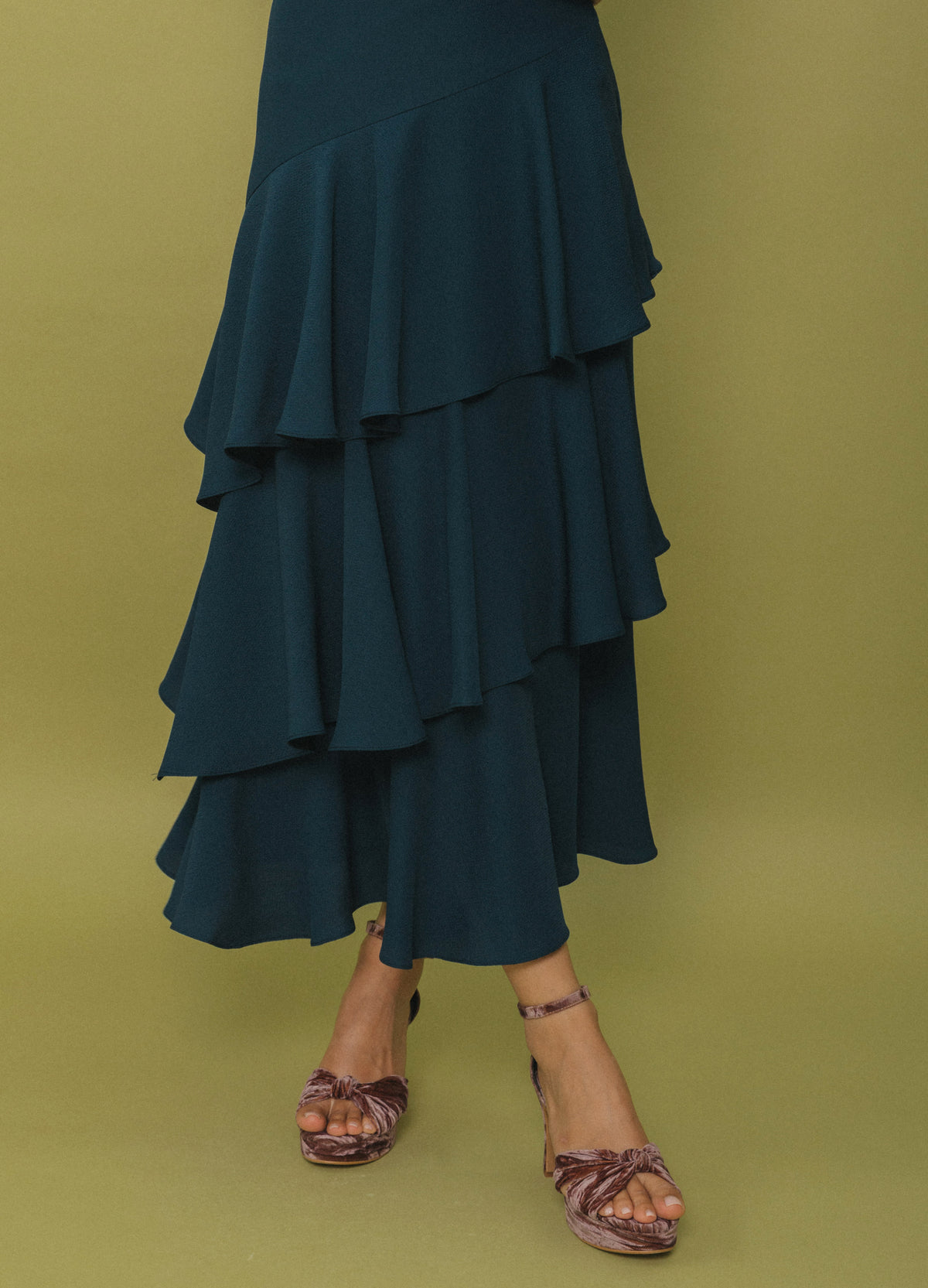 Falda Marquee azul, look completo de invitada
