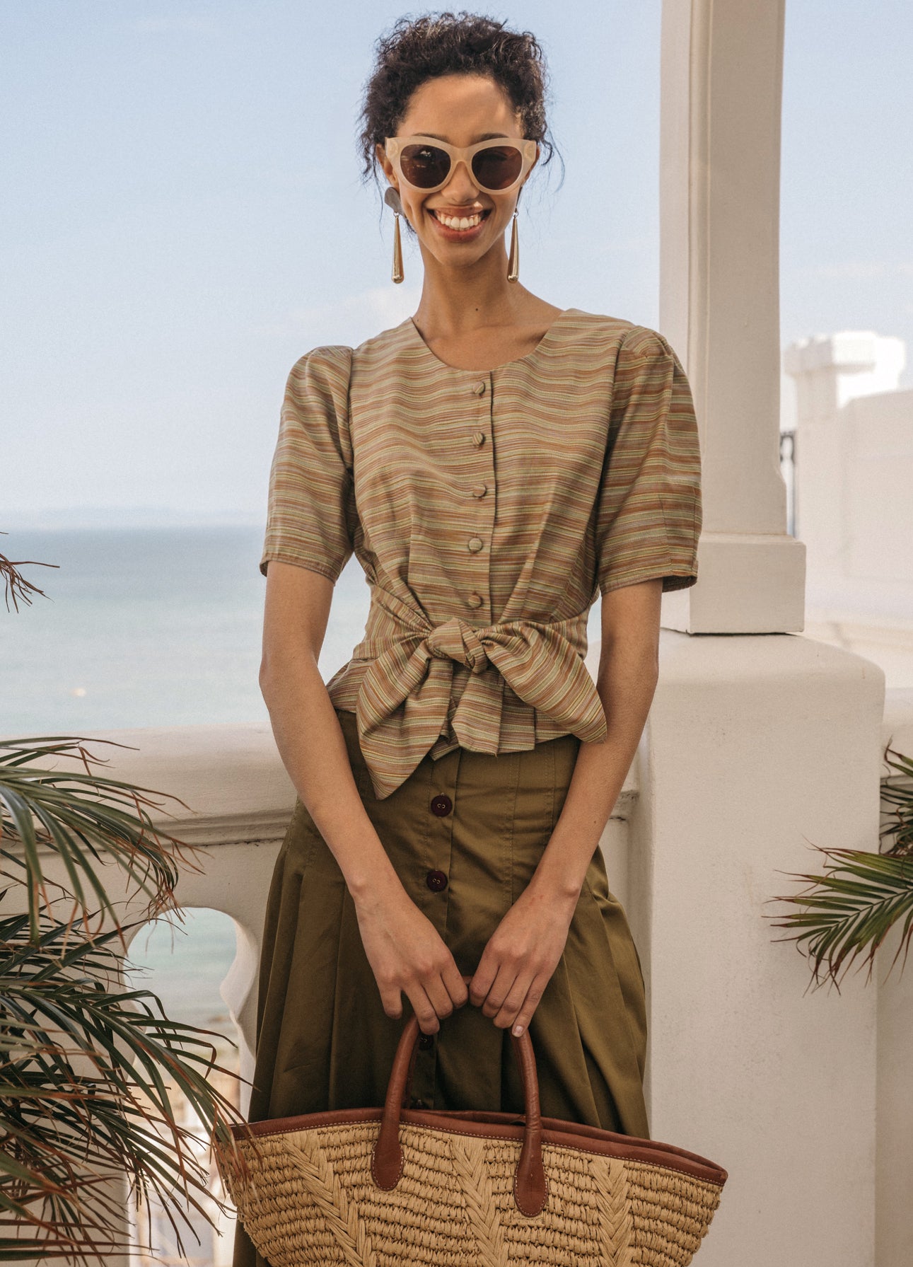 Conjunto de top y falda kakhi Rowan-Simone — Detalle top de mujer Cherubina