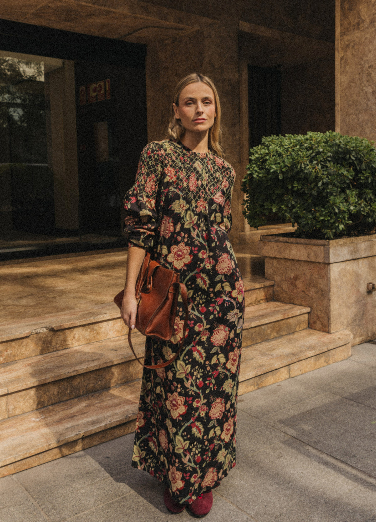 Vestido Theodora largo floral negro, vista frontal completa | Cherubina