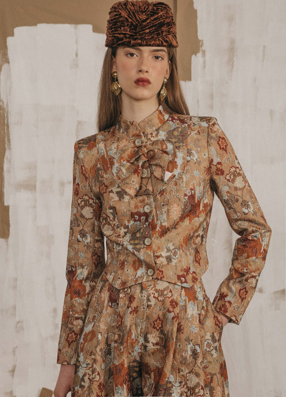 Chaqueta Rosemoor beige de cuello subido con chorrera plisada y botones a contraste | Cherubina