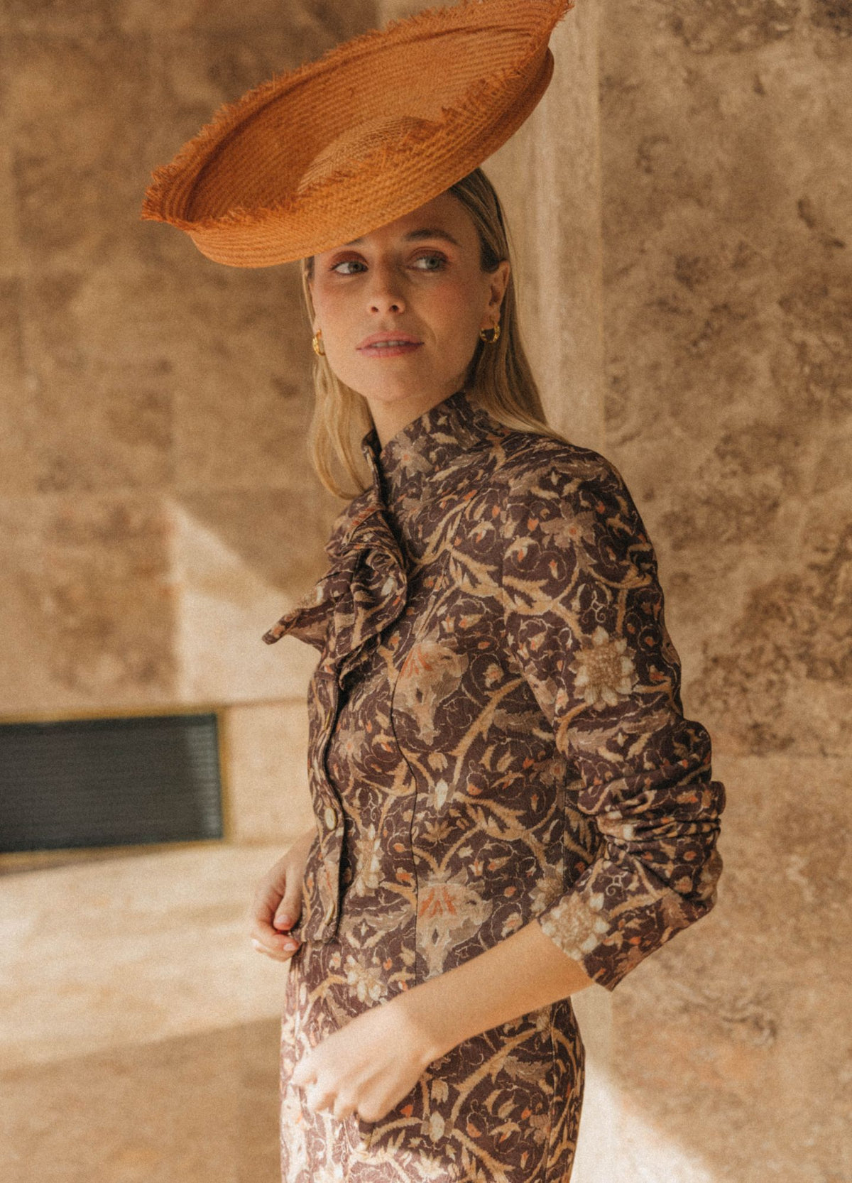 Traje Rosemoor Pembroke topo, chaqueta de cuello subido vista de perfil | Cherubina