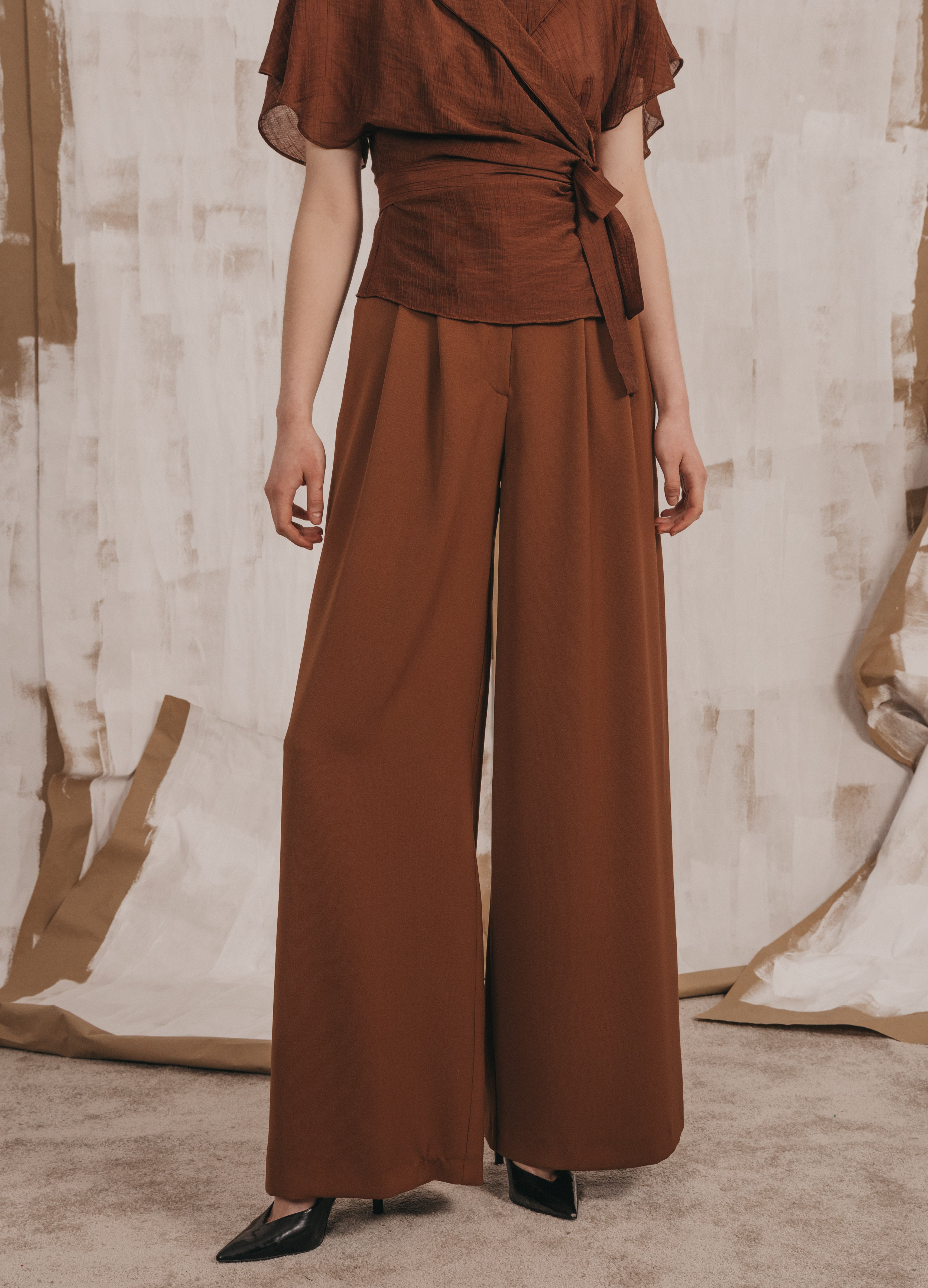Pantalón Lavinia palazzo terracota combinado con blusa cruzada