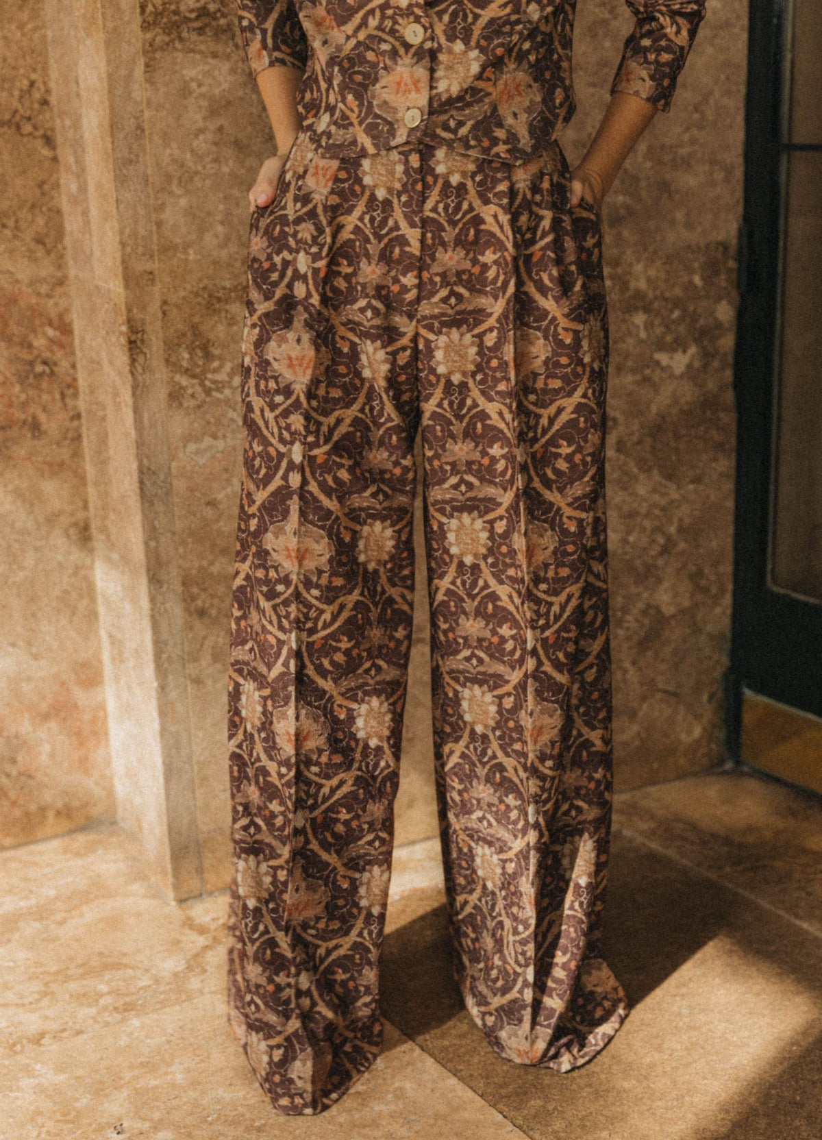 Pantalón Pembroke topo de estampado floral, vista frontal con pliegues y pernera ancha | Cherubina