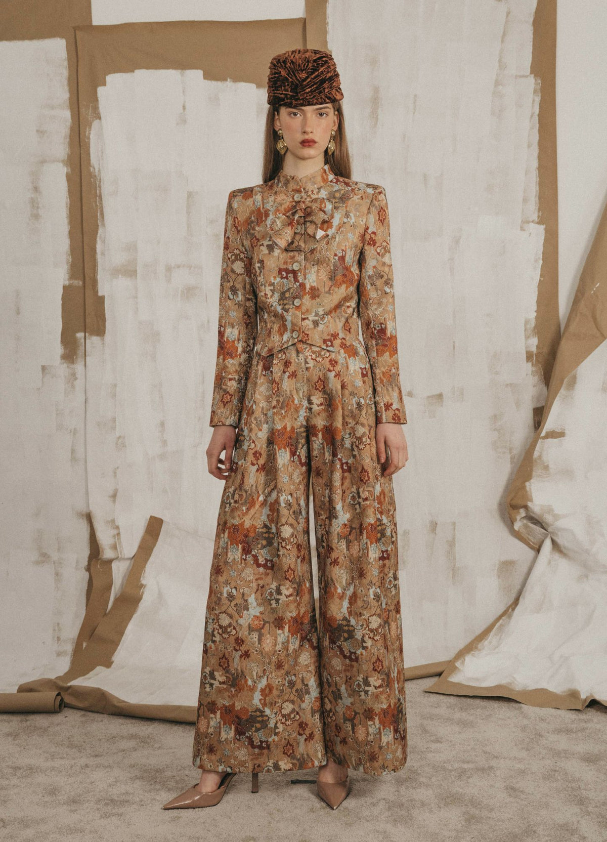 Traje de chaqueta Rosemoor Pembroke beige de estampado floral, vista frontal de cuerpo entero | Cherubina