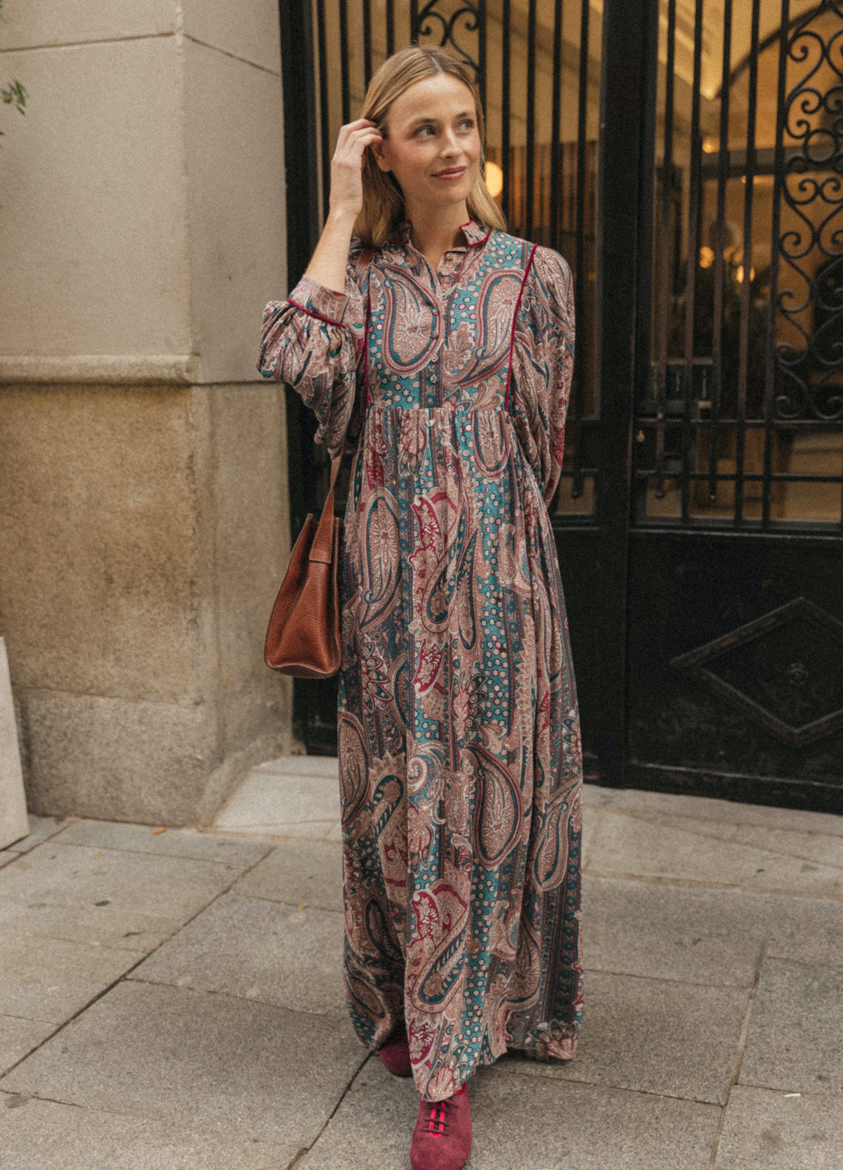 Vestido Aberdeen largo paisley, look completo caminando | Cherubina