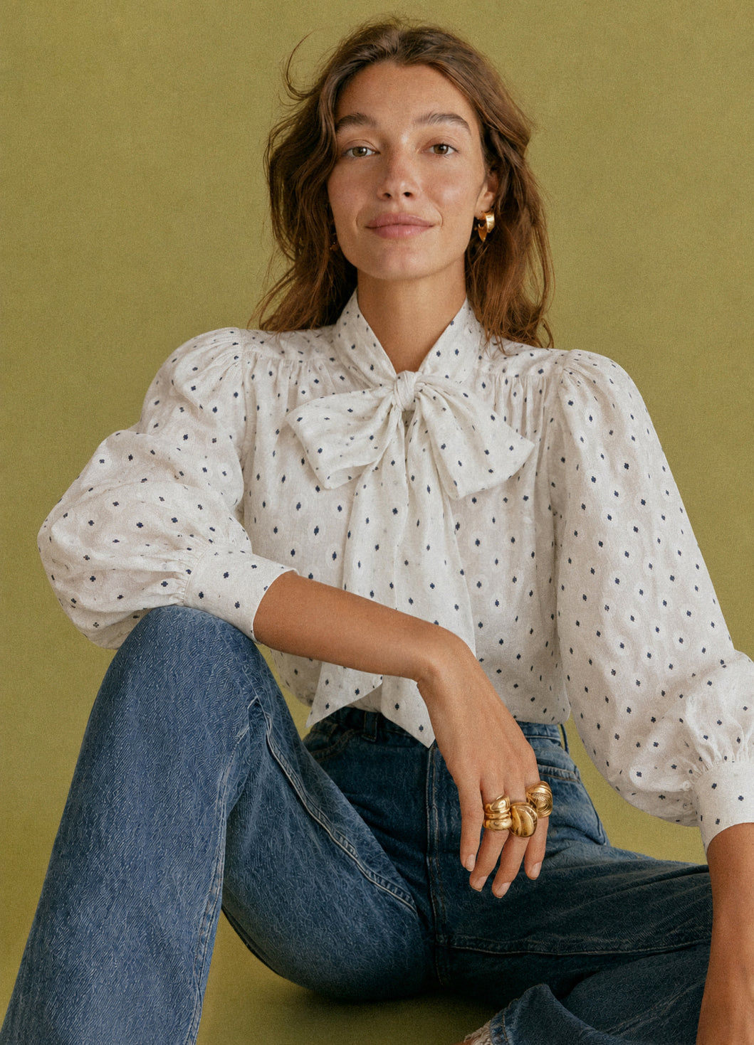 Blusa Alba en jacquard lunar azul marino, look casual con vaquero | Cherubina