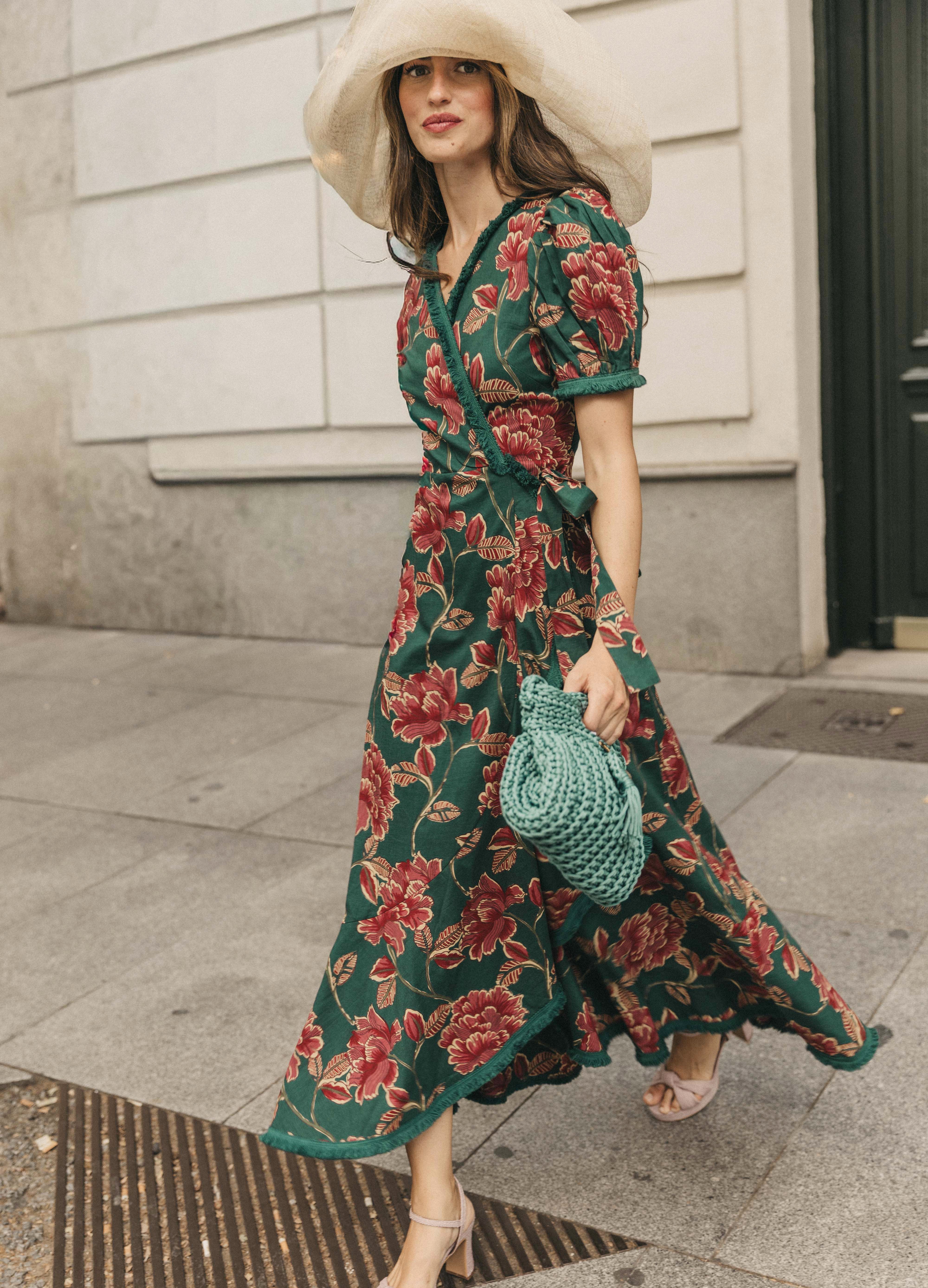 Robe Arabella verte à imprimé floral, look complet d'invitée avec chapeau