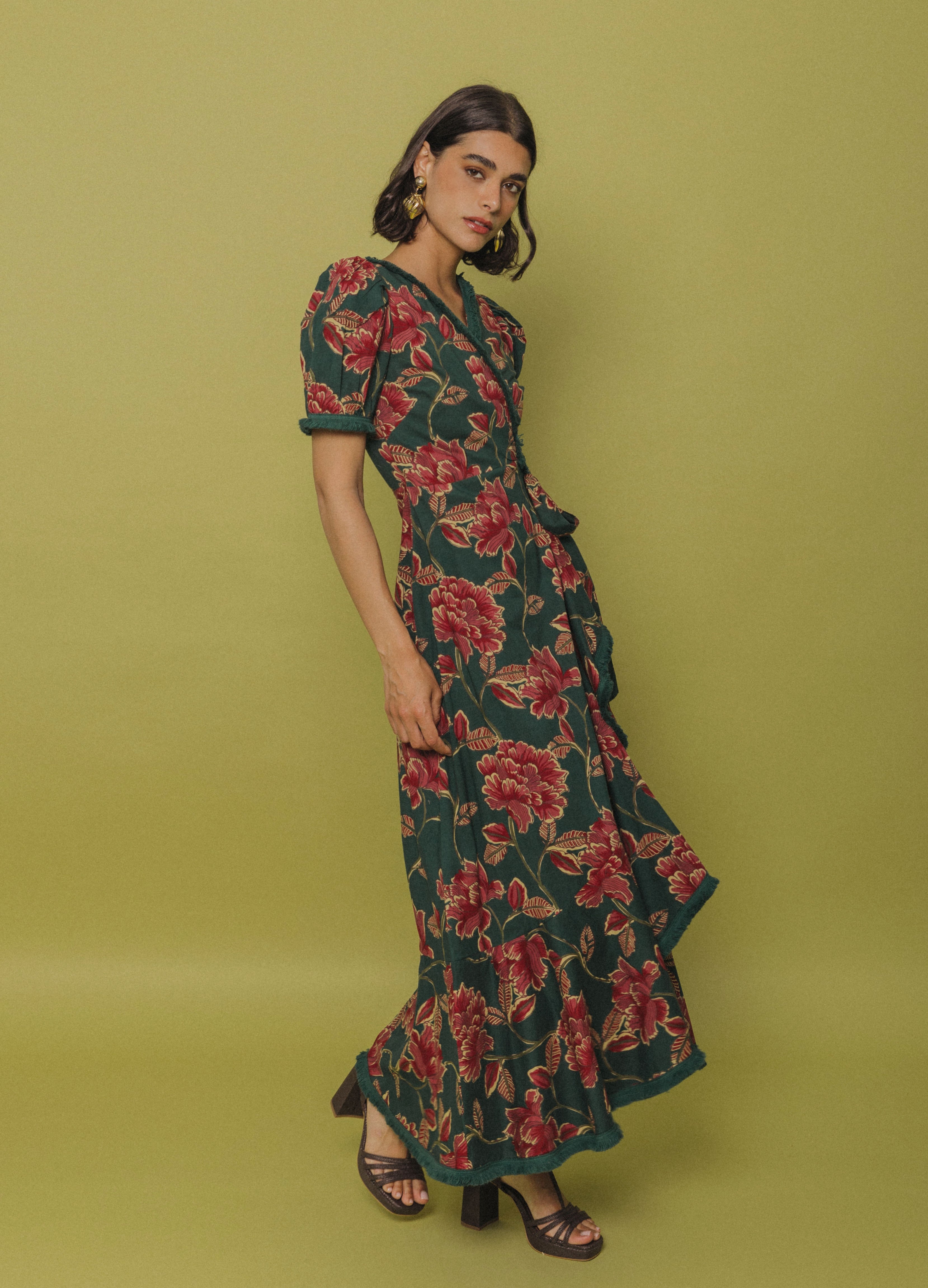 Robe Arabella verte à imprimé floral, vue de profil en studio