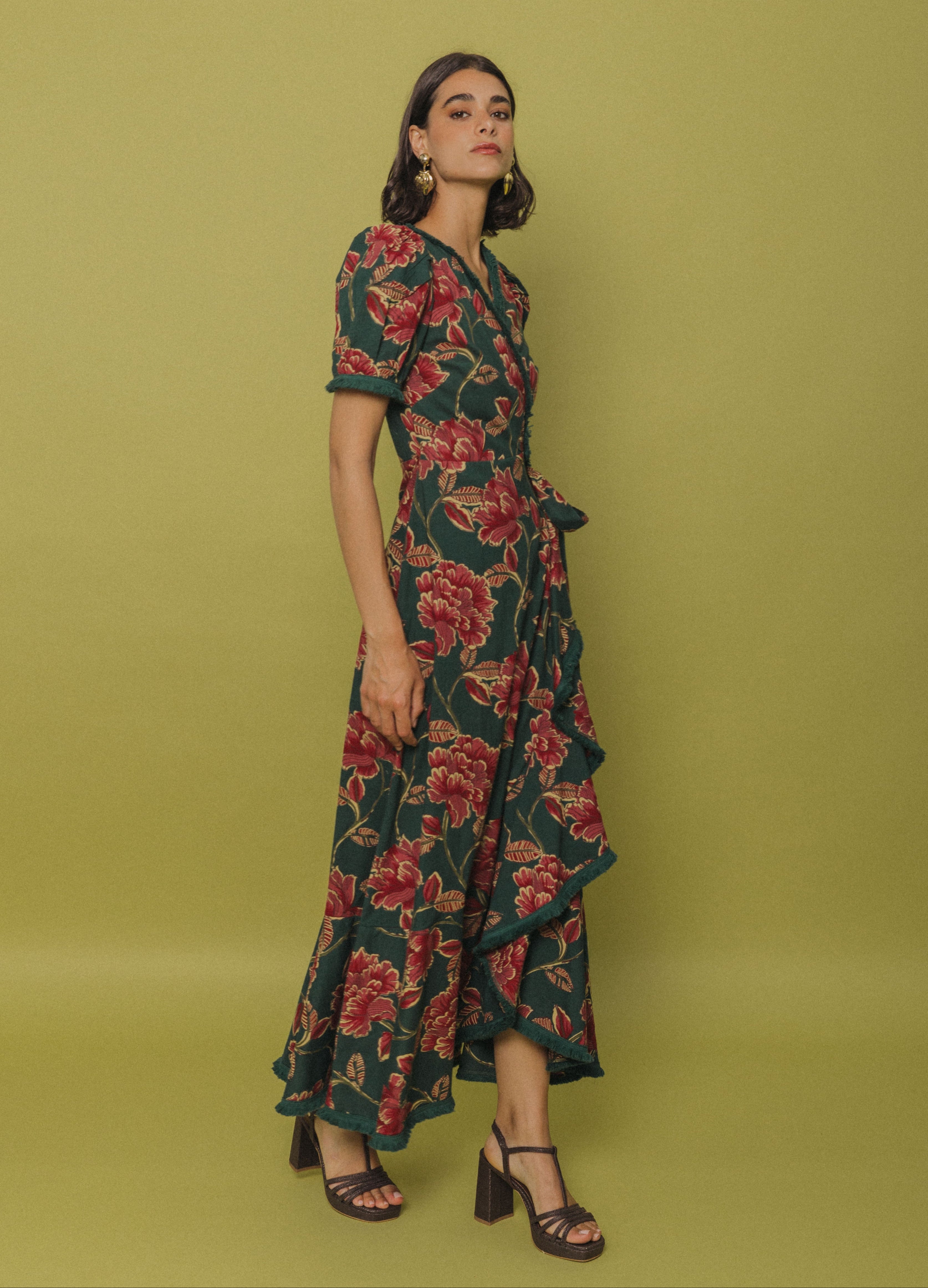 Robe Arabella verte à imprimé floral, en mouvement dans la rue