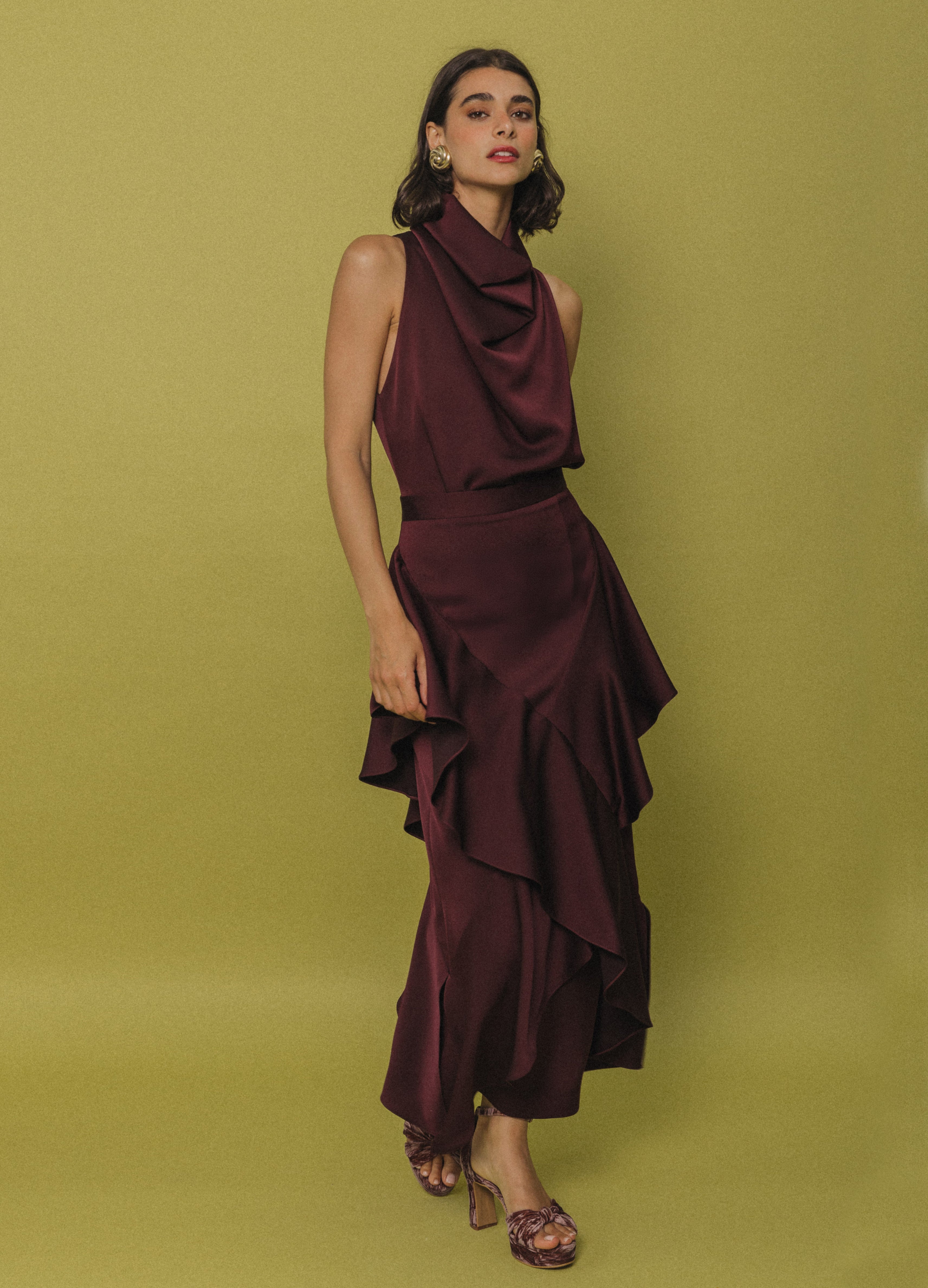 Conjunto Top Ash y Falda Deborah en vino, look de invitada en jardín | Cherubina