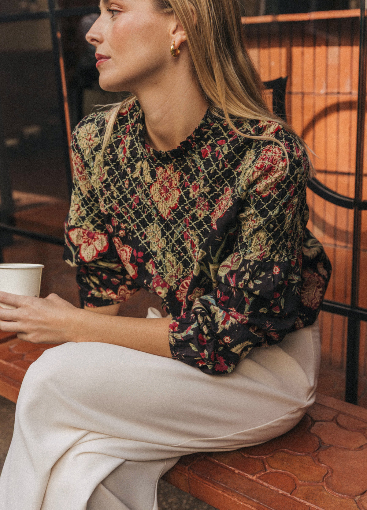 Blusa Augusta floral negra, vista de perfil con manga de volumen | Cherubina
