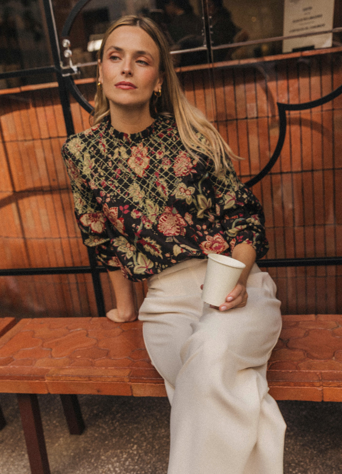Blusa Augusta combinada con pantalón crudo, look frontal sentada | Cherubina