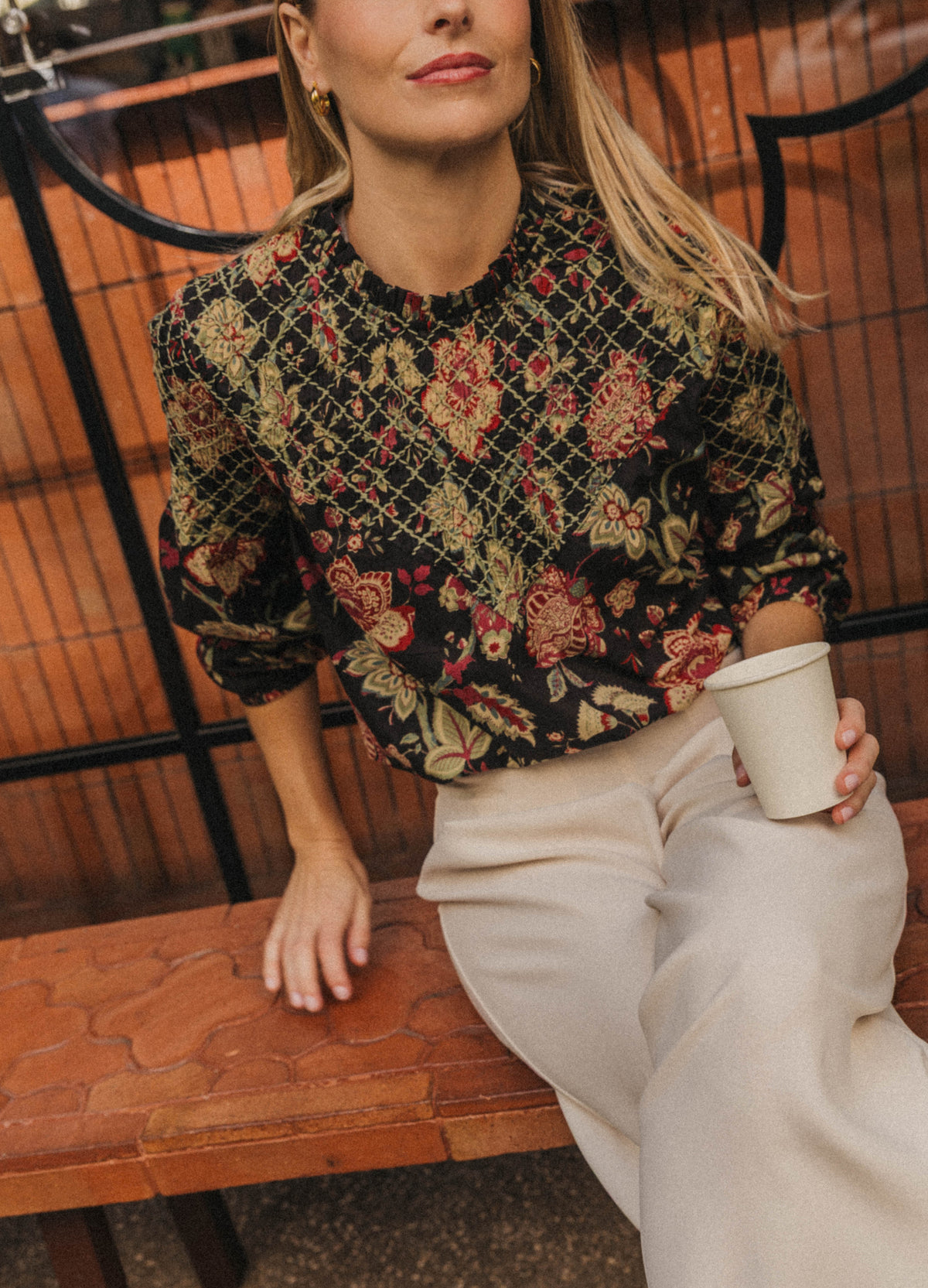 Blusa Augusta, detalle del smocking del canesú y los puños fruncidos | Cherubina