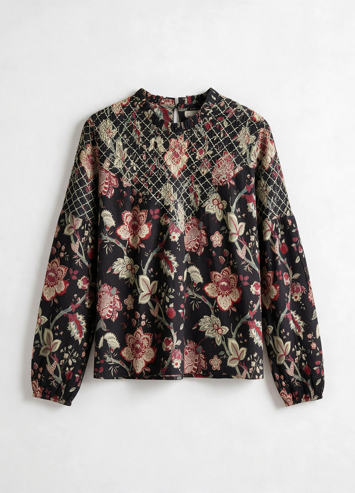 Blusa Augusta de algodón con estampado floral sobre fondo negro, foto de producto | Cherubina