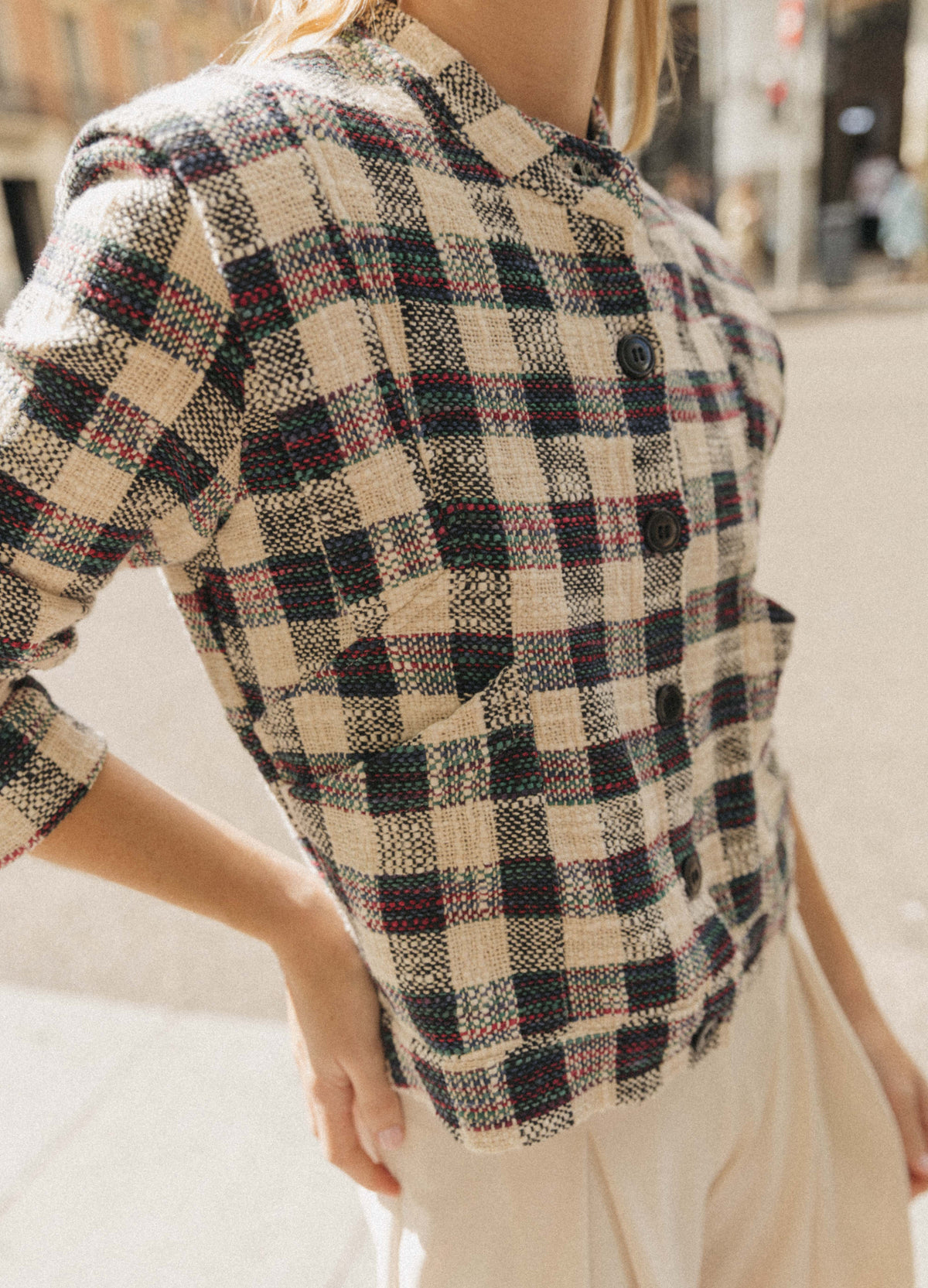 Veste Balmoral, détail des poches avant obliques et des boutons | Cherubina