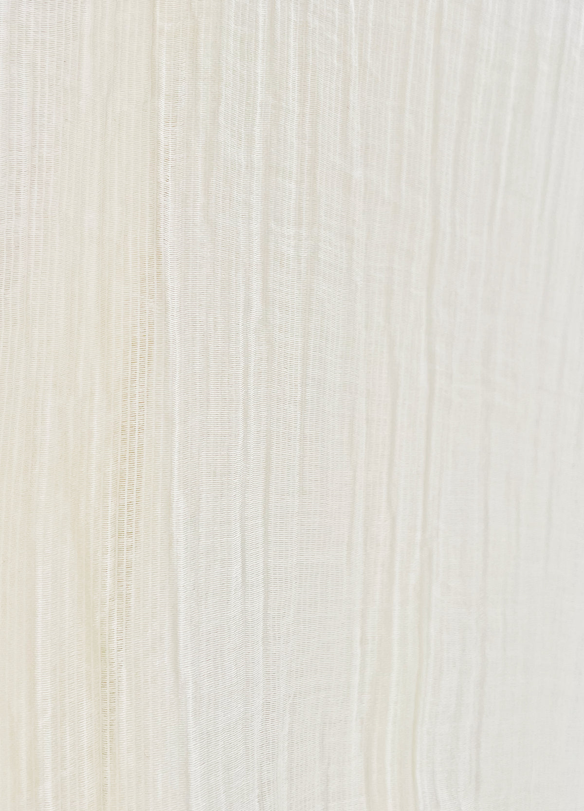 Detalle del tejido texturizado de la Blusa Edwina en marfil