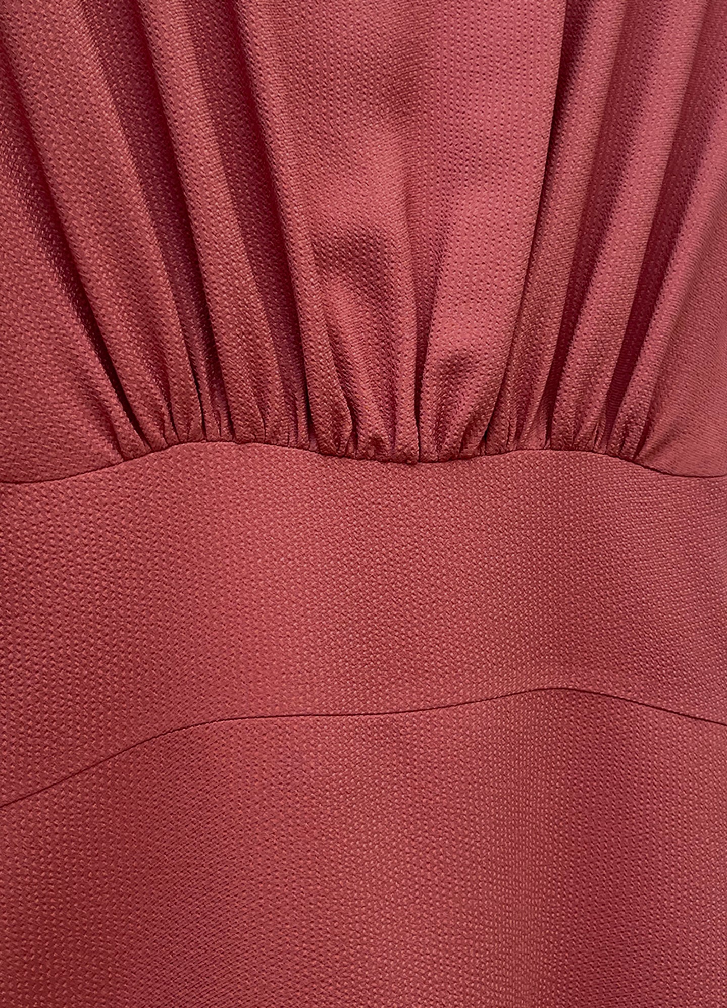 Detalle del tejido con textura del vestido Faith en blush | Cherubina
