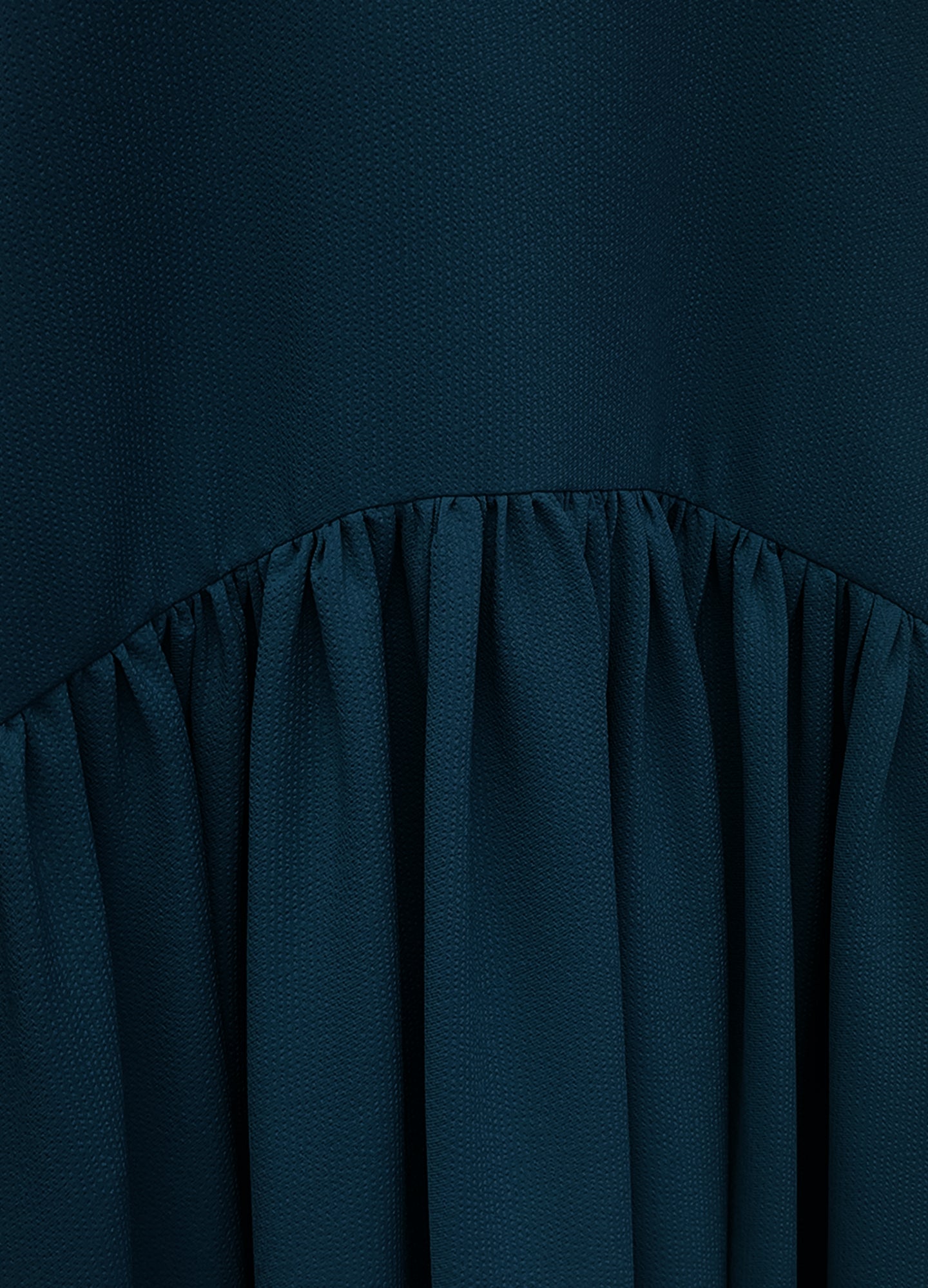 Detalle del tejido con textura del vestido Faith en azul marino | Cherubina