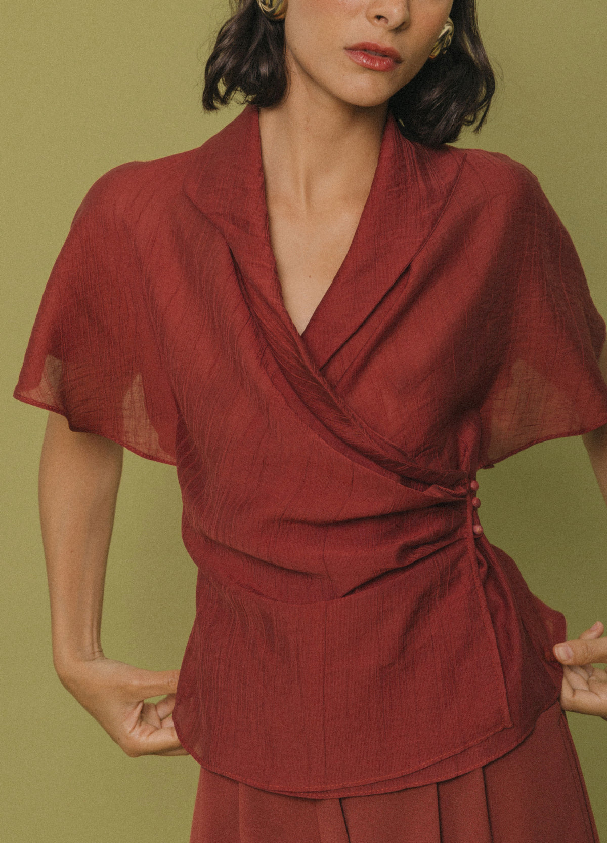Blusa Edwina terracota, detalle del escote en pico