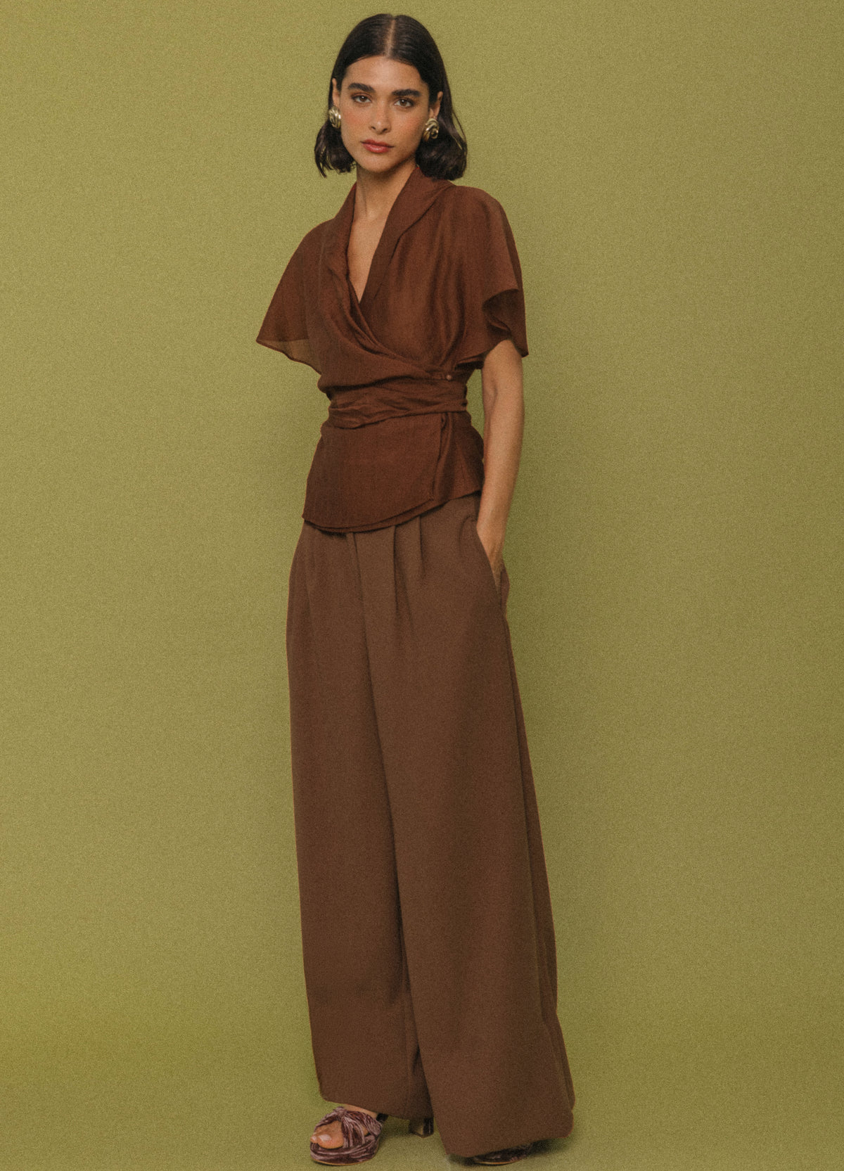 Conjunto Blusa Edwina y Pantalón Lavinia en toffee, look completo de frente