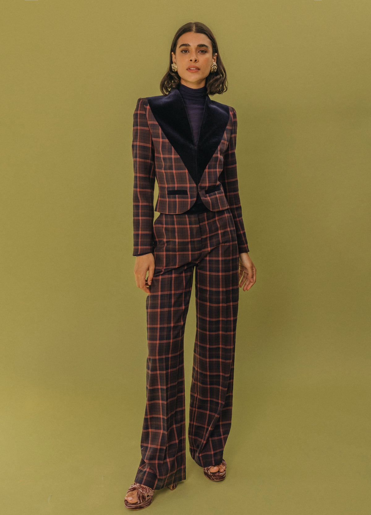 Look completo de chaqueta corta y pantalón de cuadros marino con solapas de terciopelo