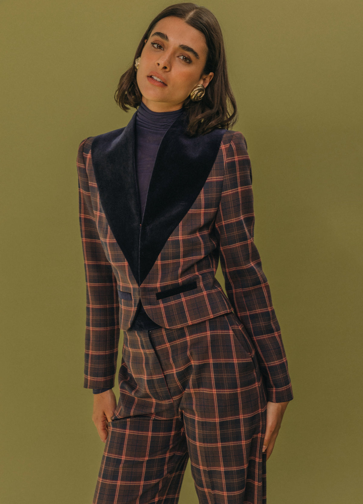 Chaqueta Lilibet marino de cuadros con cuello de terciopelo y jersey de cuello alto