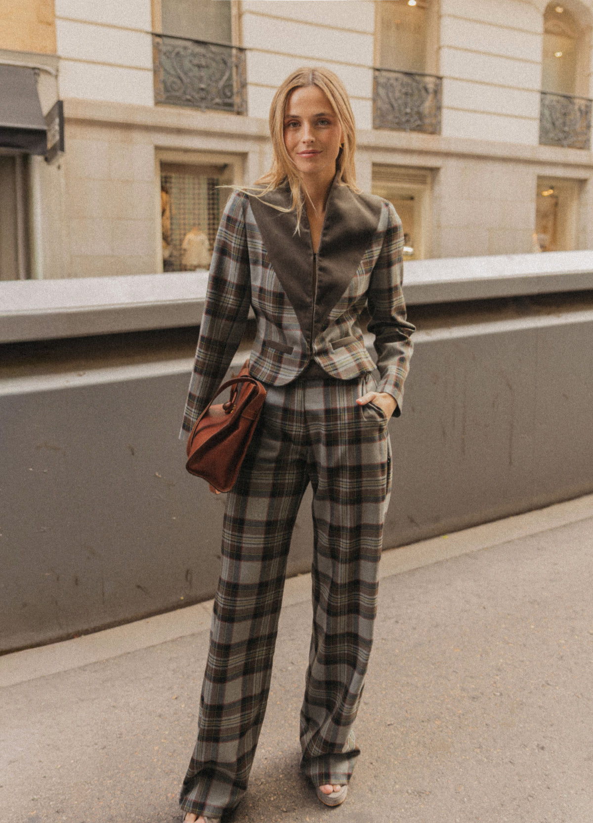 Pantalón Paul de cuadros topo de pernera ancha combinado con chaqueta corta y bolso cognac