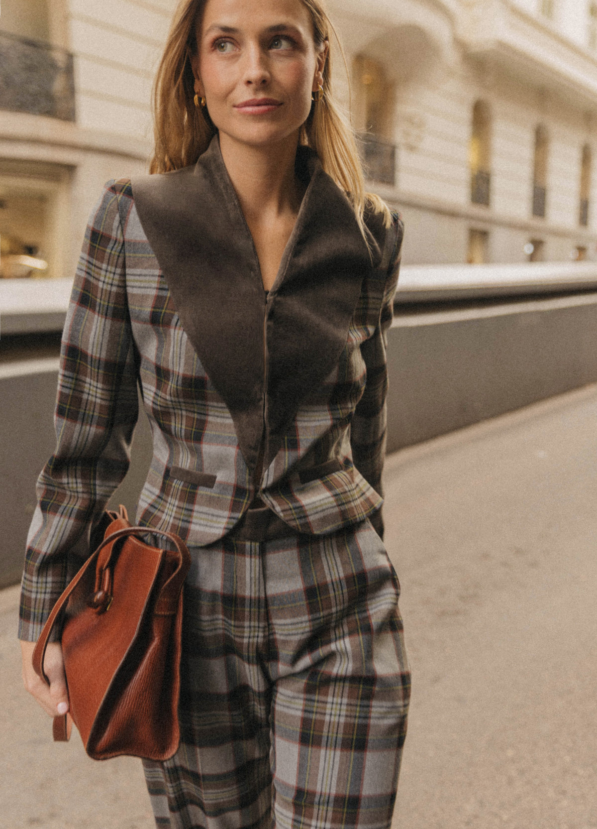 Chaqueta Lilibet topo de cuadros con cuello chal de terciopelo, look de calle con bolso cognac
