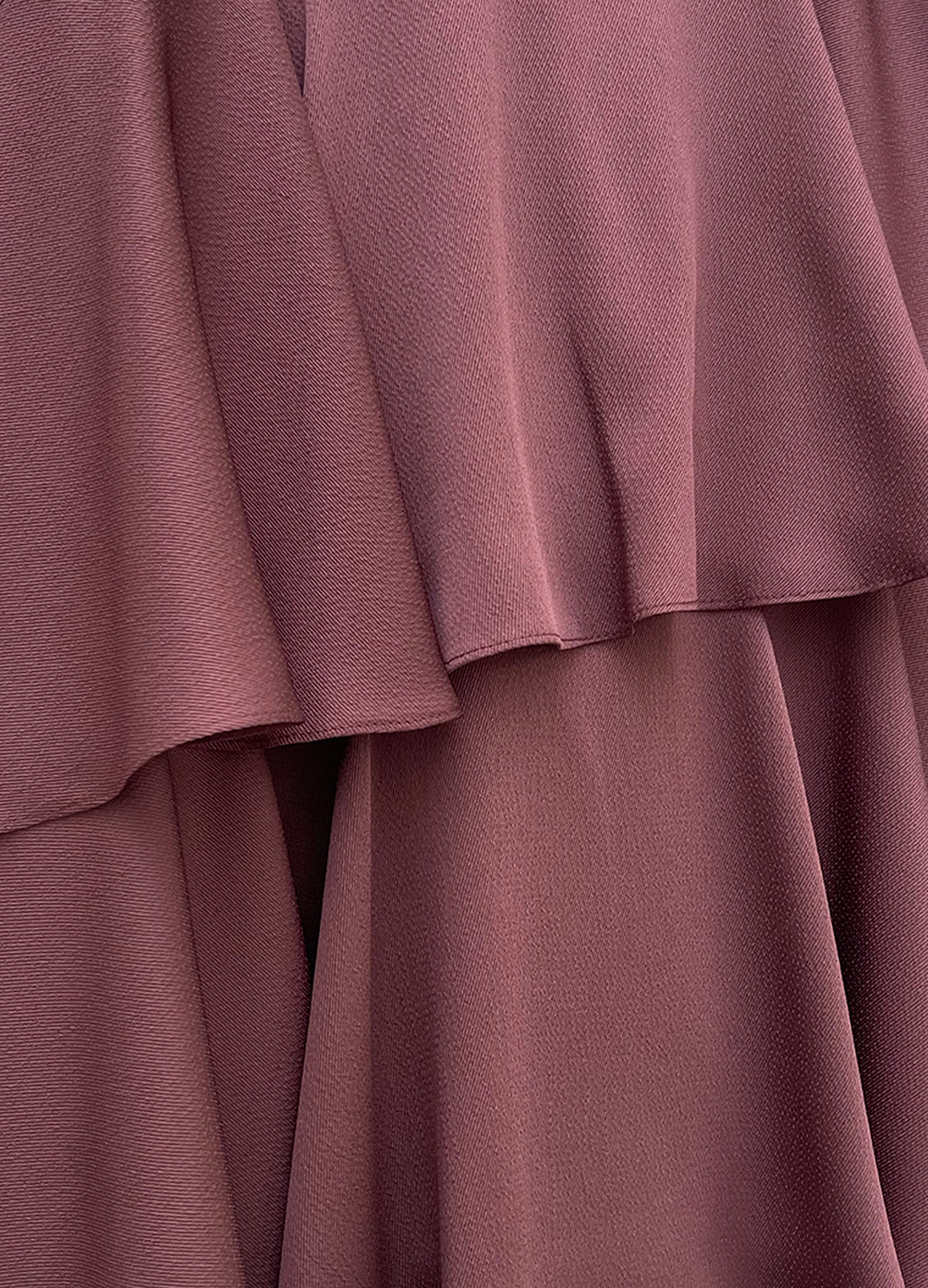 Detalle del tejido satinado de la Falda Marquee en malva