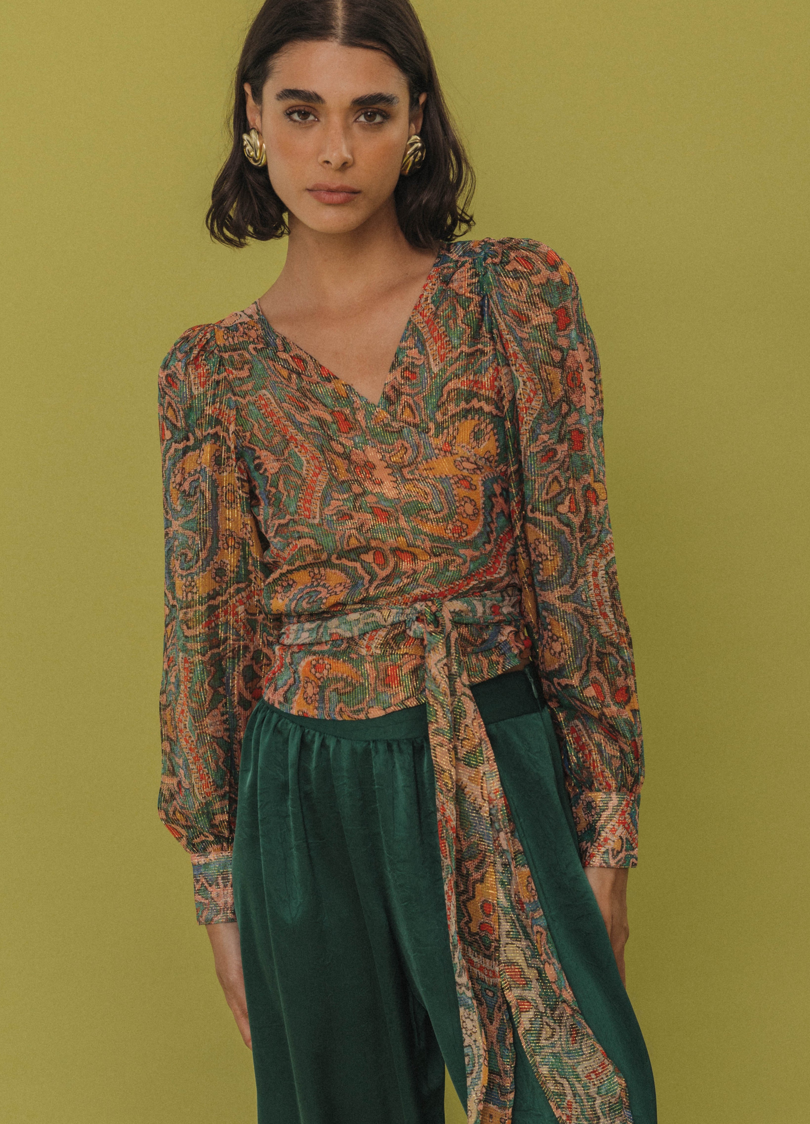 Blusa Tudor con estampado ornamental verde y terracota, detalle de lúrex