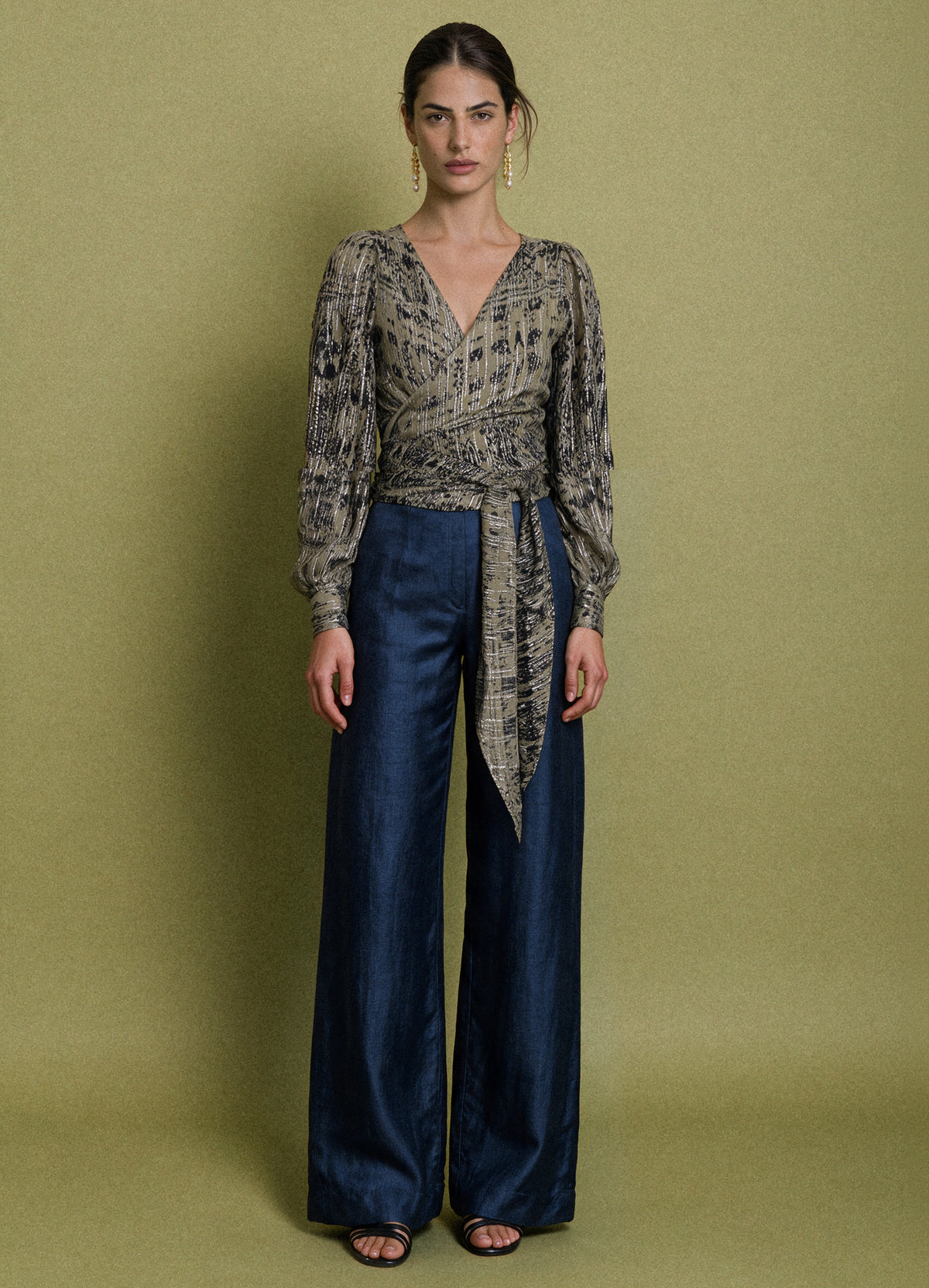 Conjunto de top Tudor gris y pantalón Elisette marino