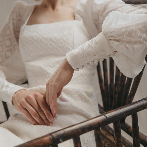 Vestido de novia con escote en V manga larga con botones