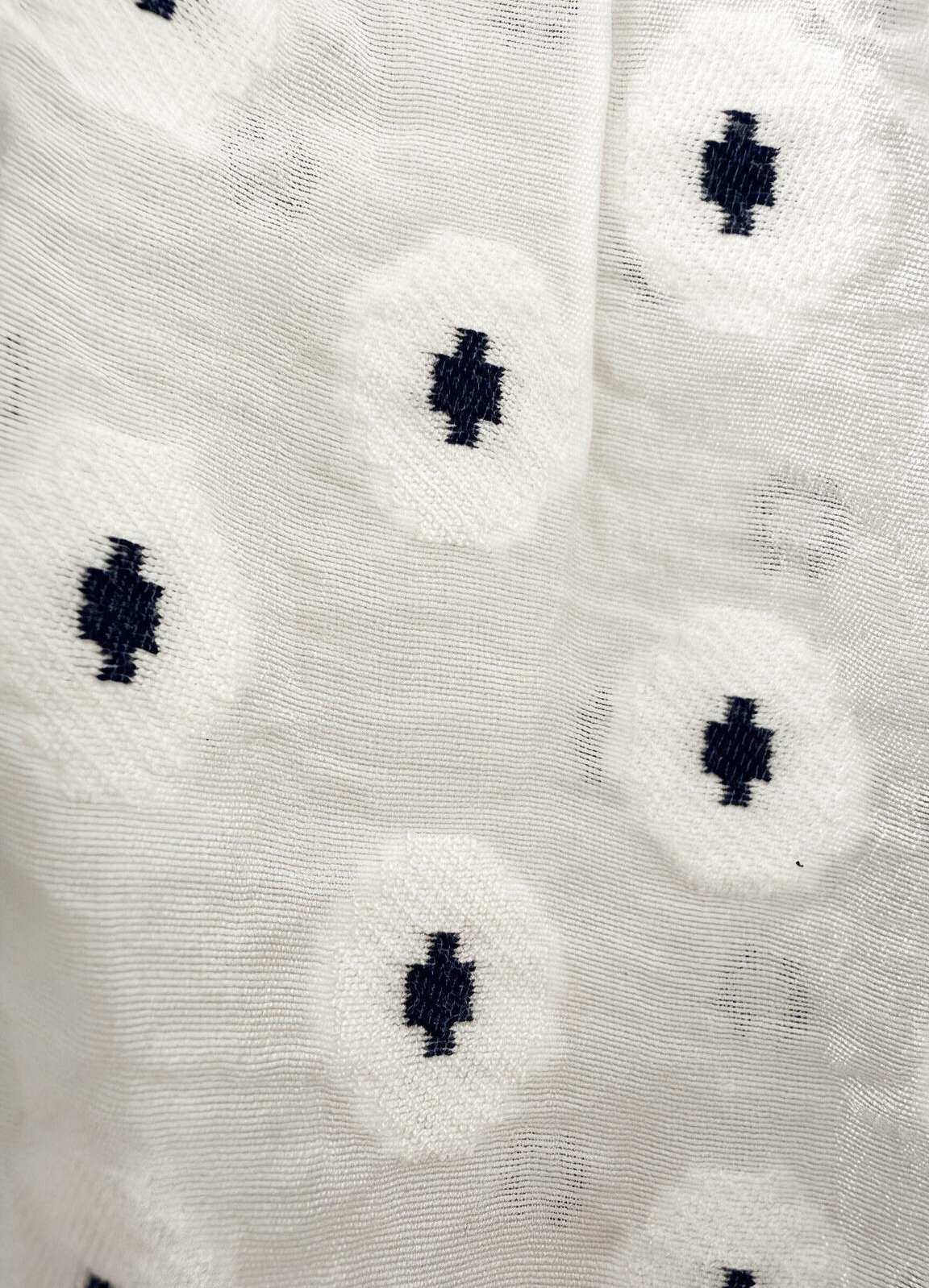 Detalle de tejido jacquard con motivo lunar de la Blusa Alba | Cherubina