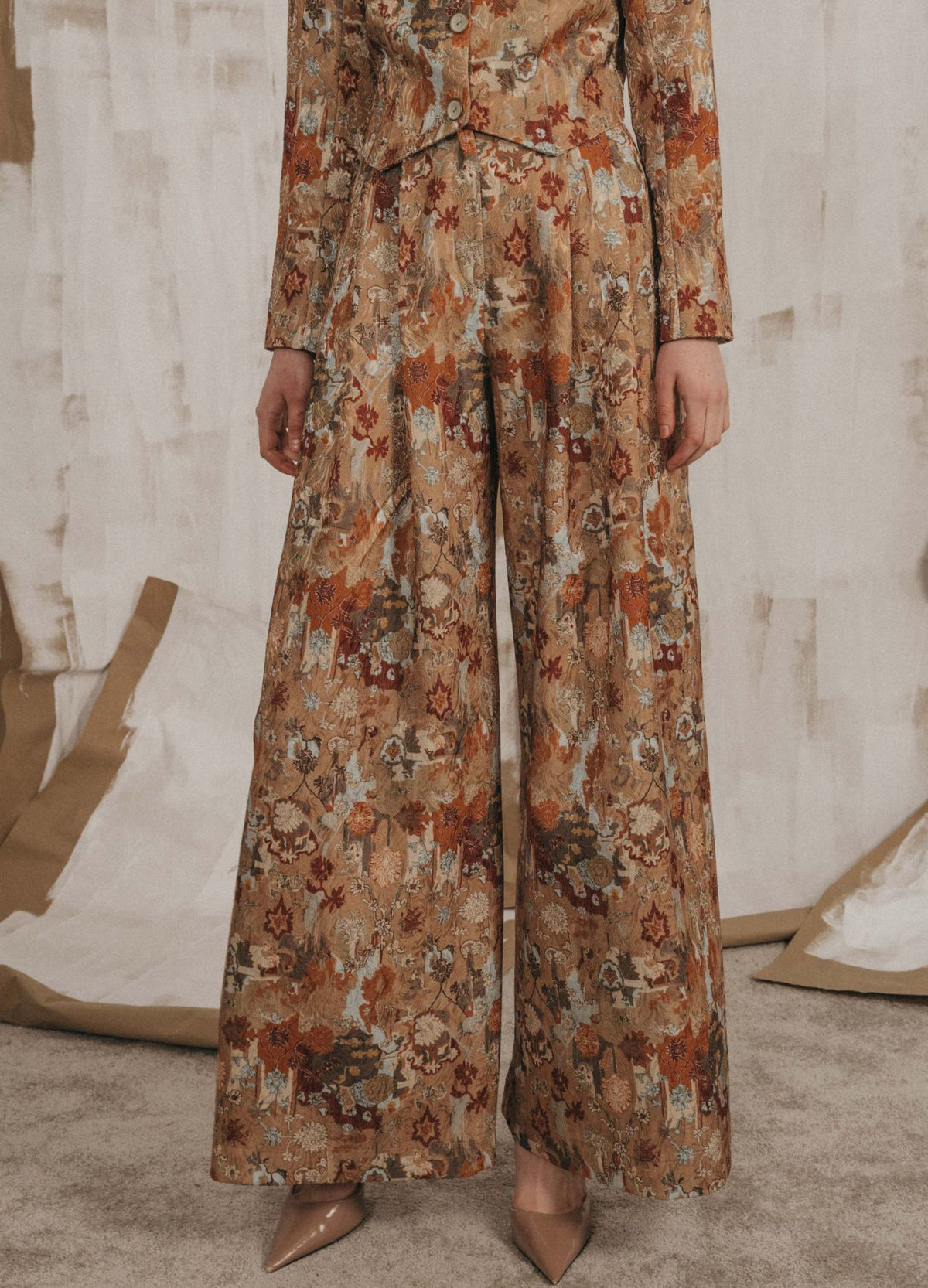 Pantalón palazzo Pembroke beige de estampado floral, tiro alto y pliegues delanteros | Cherubina