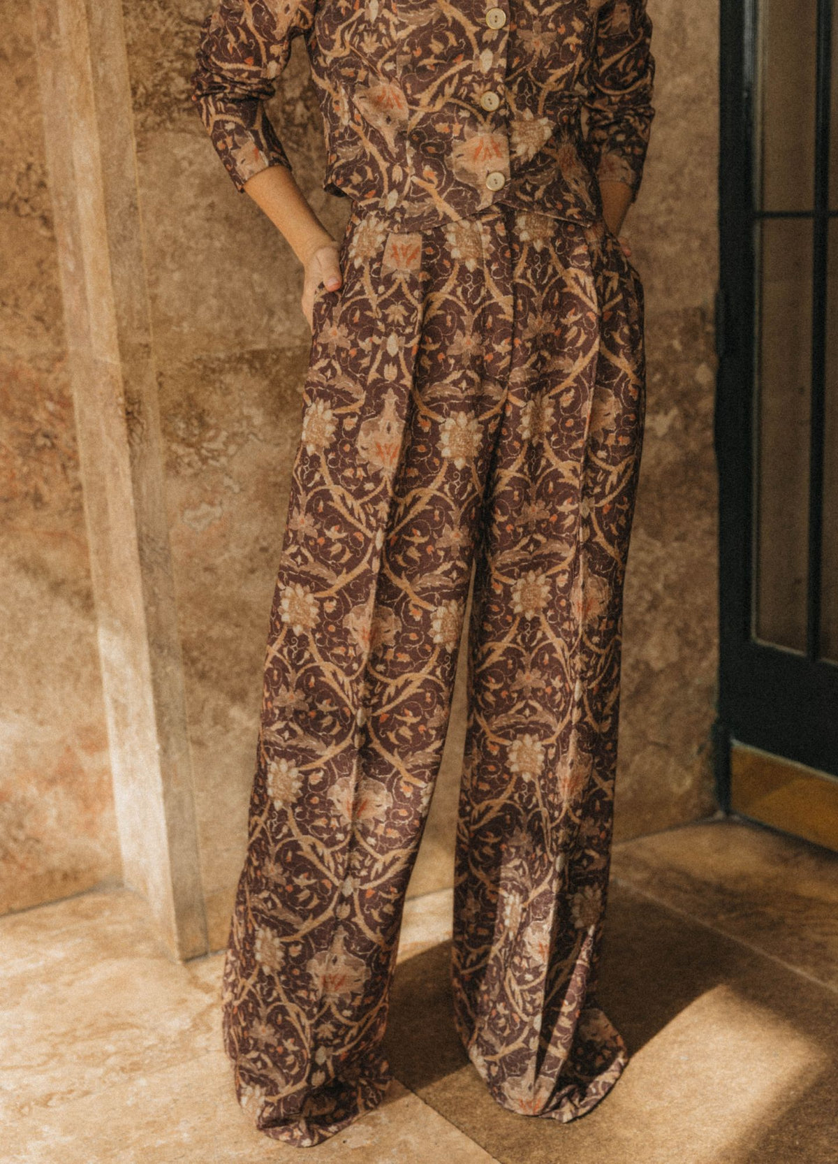 Pantalón palazzo Pembroke en color topo, tiro alto y largo hasta el suelo | Cherubina