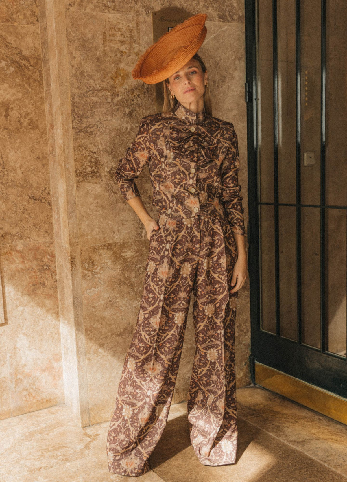 Chaqueta Rosemoor topo en look de invitada con pantalón Pembroke a juego | Cherubina