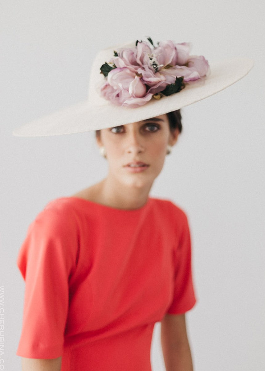 Invitadas elegantes y con sombrero de rafia! - A todo Confetti - Blog de  bodas para novias e invitadas